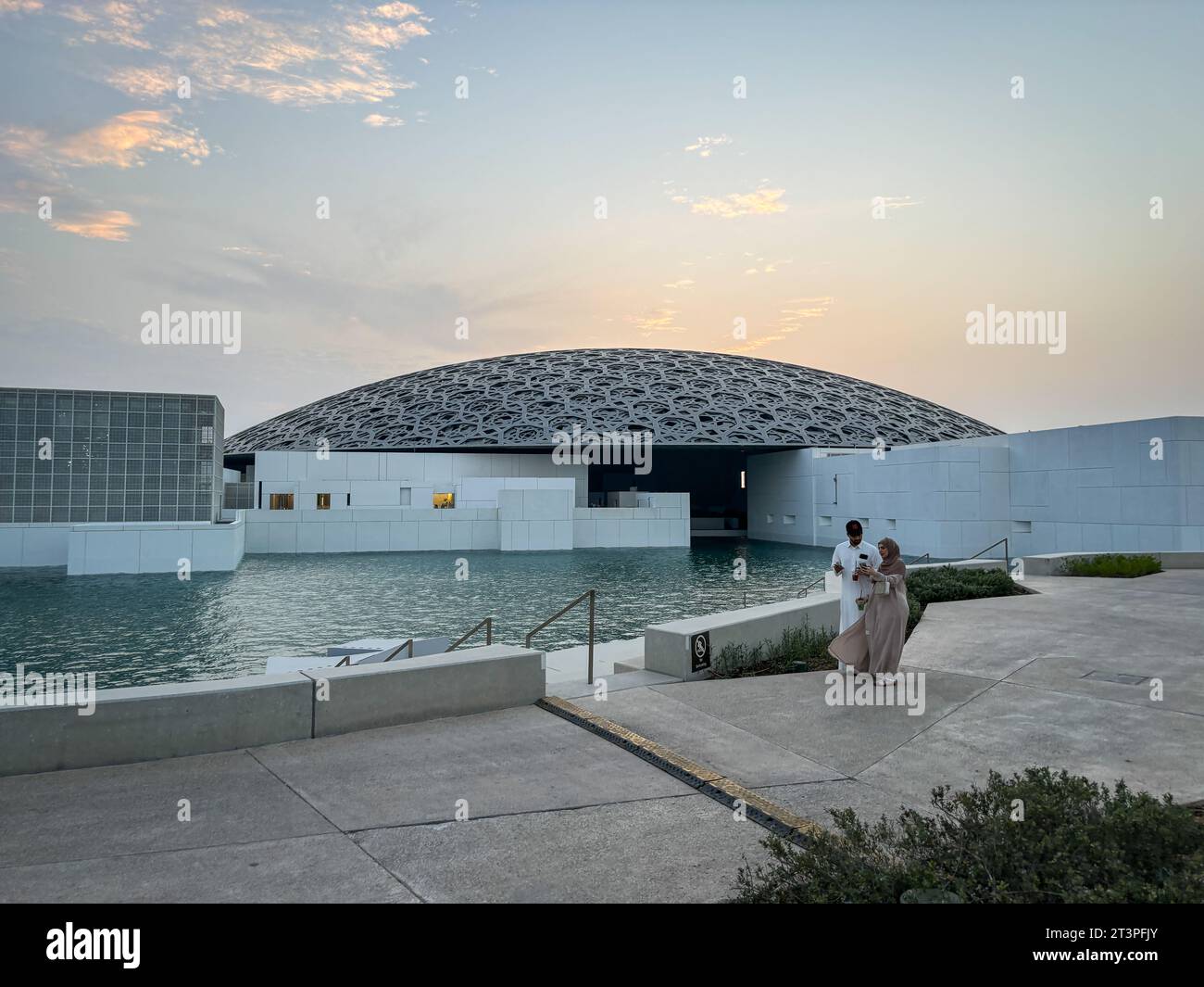 Émirats arabes Unis, Abu Dhabi, 2023-10-25. Inauguré en novembre 2017, le Louvre Abu Dhabi est une extension du musée du Louvre à Paris et a été conçu par l’architecte français Jean nouvel. Il est le fruit d’un accord intergouvernemental entre la France et l’Émirat d’Abou Dhabi signé en 2007. Photographie de Fred MARIE / collectif DR. Émirats arabes Unis, Abu Dhabi, 2023-10-25. Lancement en novembre 2017, le Louvre Abou Dabi est une extension du musée du Louvre de Paris et a ete concu par l architecte francais Jean nouvel. Il est le résultat d'un accord intergouvernemental entre la FRA Banque D'Images
