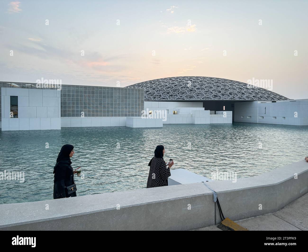 Émirats arabes Unis, Abu Dhabi, 2023-10-25. Inauguré en novembre 2017, le Louvre Abu Dhabi est une extension du musée du Louvre à Paris et a été conçu par l’architecte français Jean nouvel. Il est le fruit d’un accord intergouvernemental entre la France et l’Émirat d’Abou Dhabi signé en 2007. Photographie de Fred MARIE / collectif DR. Émirats arabes Unis, Abu Dhabi, 2023-10-25. Lancement en novembre 2017, le Louvre Abou Dabi est une extension du musée du Louvre de Paris et a ete concu par l architecte francais Jean nouvel. Il est le résultat d'un accord intergouvernemental entre la FRA Banque D'Images