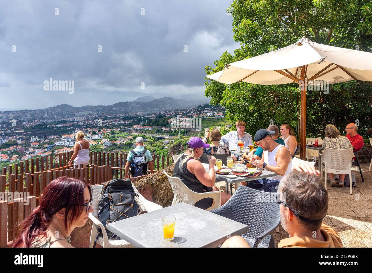 Café terrasse au Jardim Botânico da Madeira (jardin botanique de Madère), Monte , Funchal, Madère, Portugal Banque D'Images