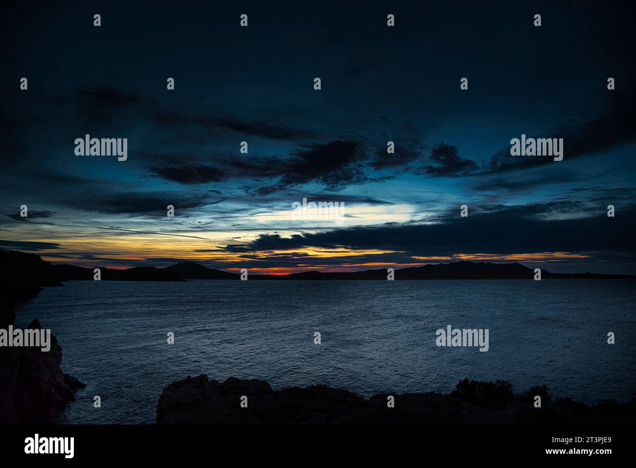 Paysages du bord de mer méditerranéen, sur la commune de Sanary sur mer (Var) dans le sud de la France. tôt le matin Banque D'Images