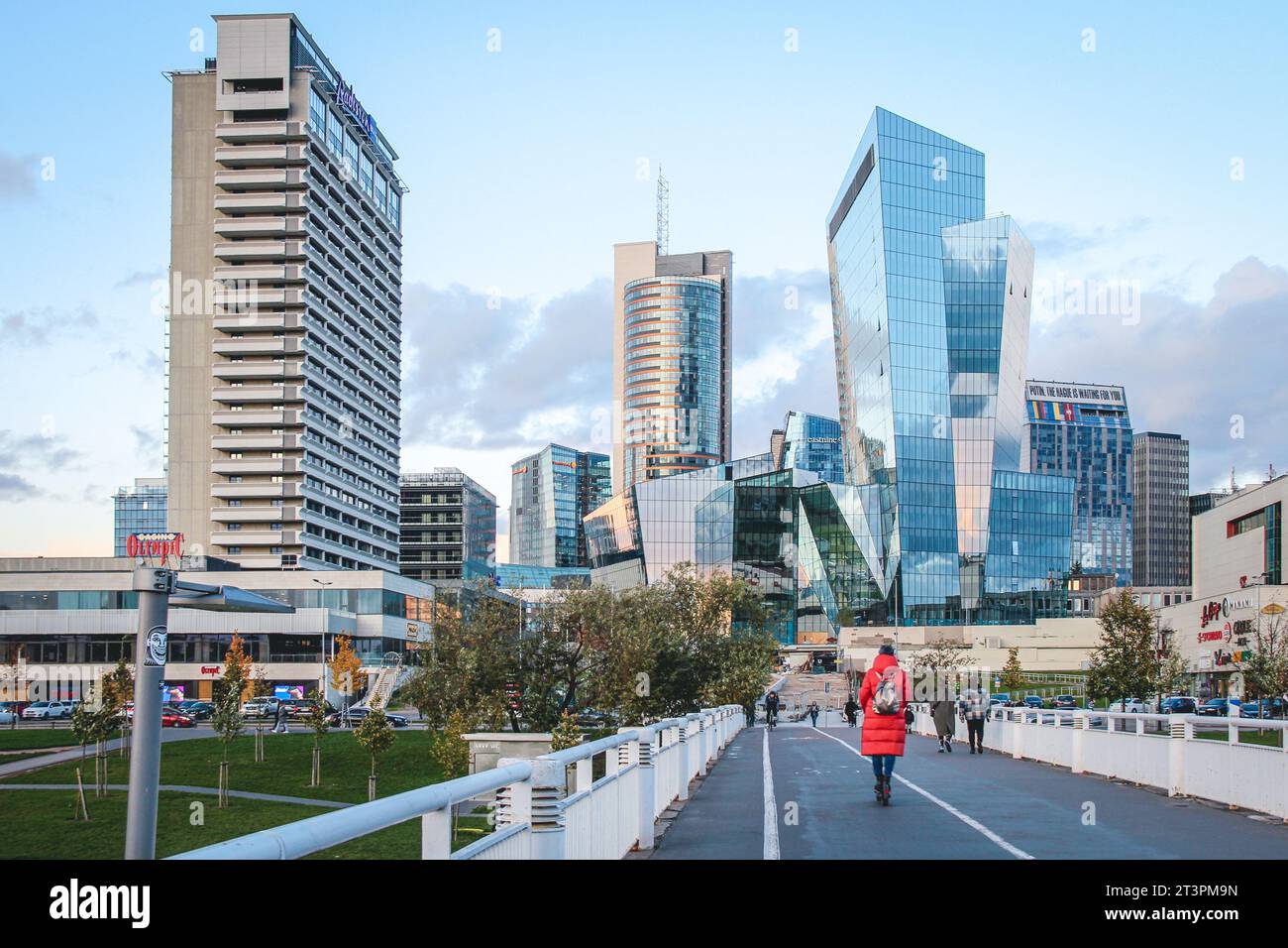 Vue sur la ville depuis le pont blanc, quartier financier moderne, architecture moderne, bâtiments et gratte-ciel Banque D'Images