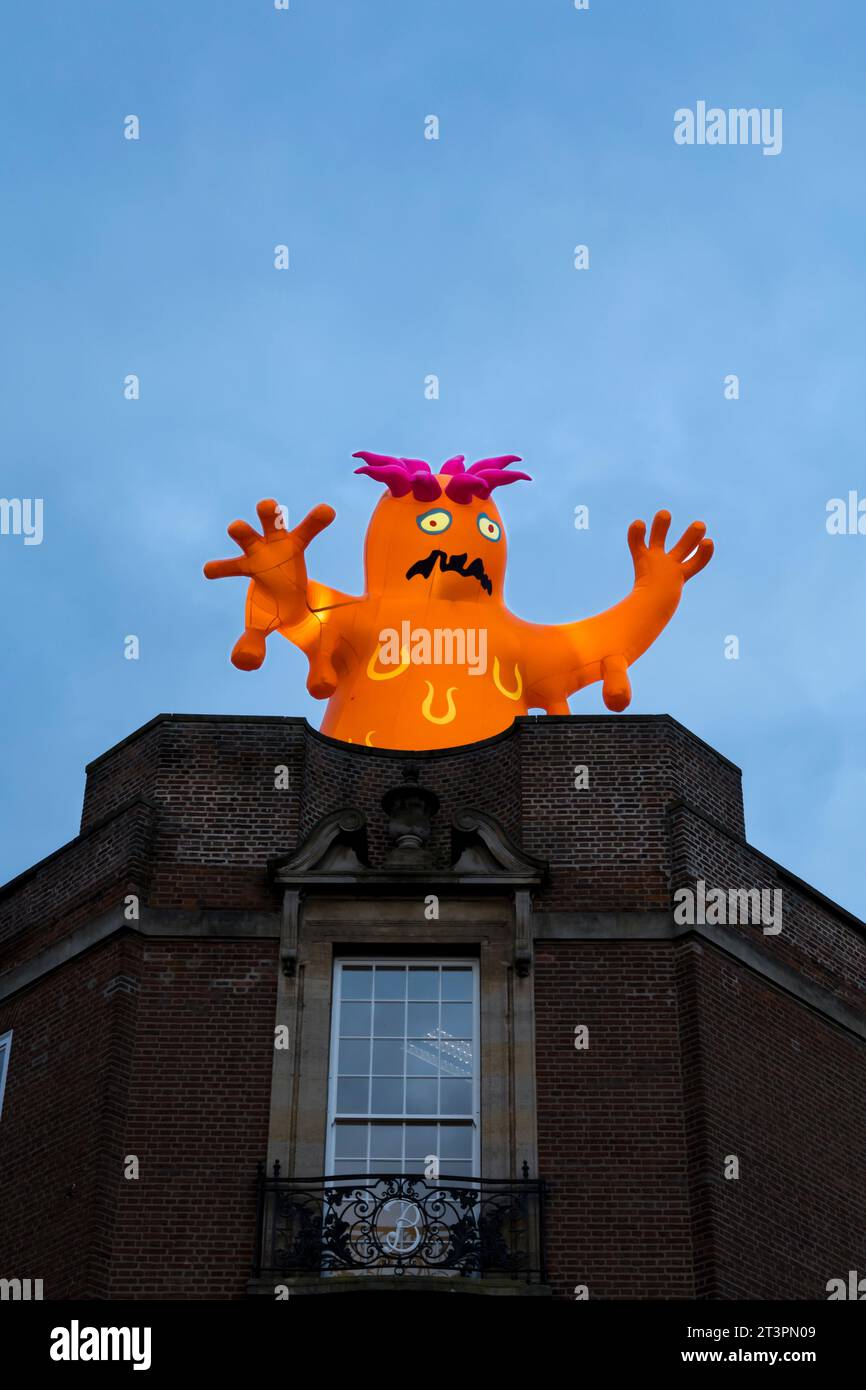 Monstre illuminé orange sur le bâtiment eqvvs, coin High Street et Clasketgate, Lincoln City, Lincolnshire, Angleterre, Royaume-Uni Banque D'Images