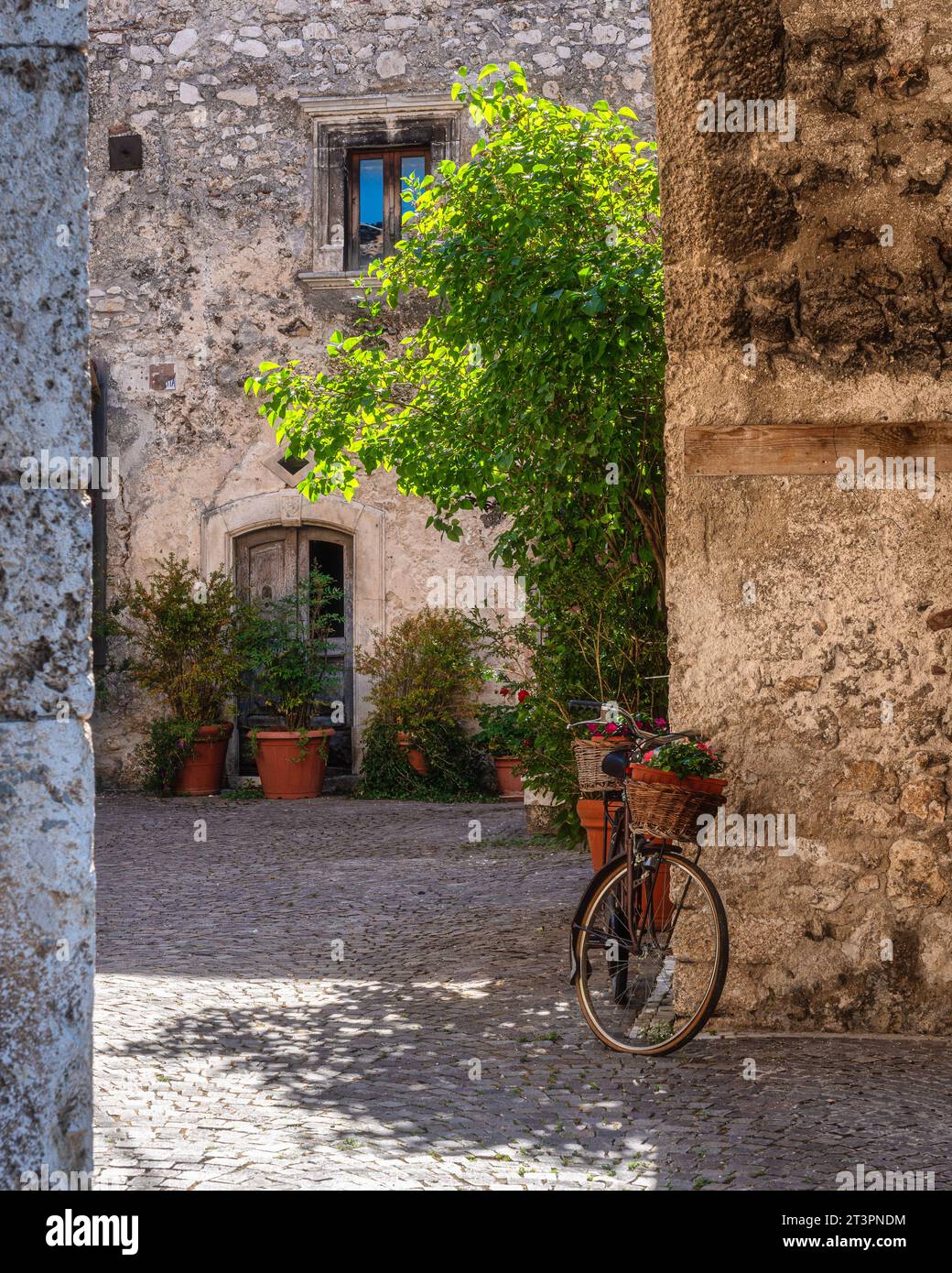 Vue panoramique dans le beau village de Castelvecchio Calvisio. Province de l'Aquila, Abruzzes, Italie. Banque D'Images