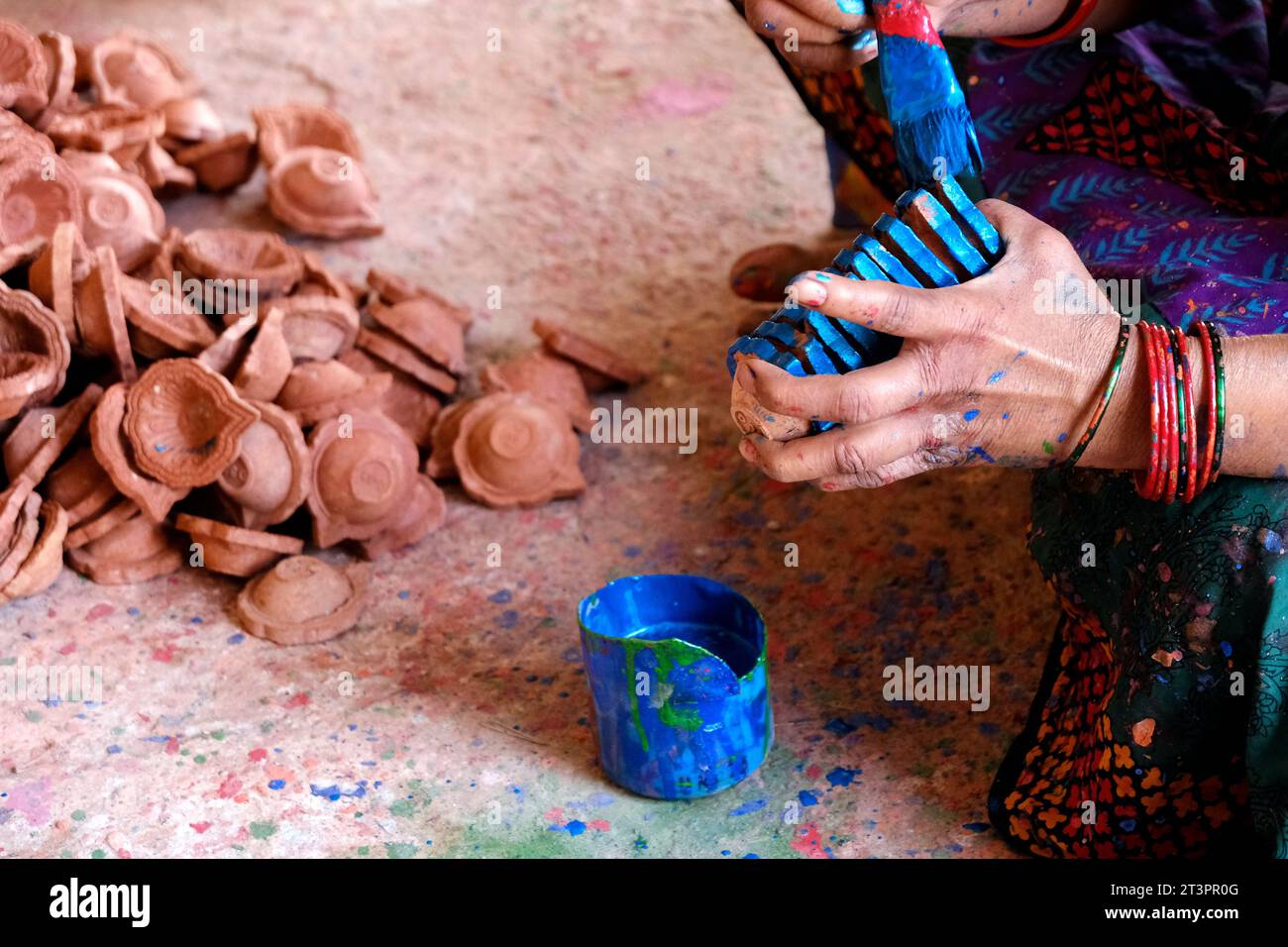 26 octobre 2023, Pune, Inde, potier indien fabriquant Diya (lampes à huile) ou lampes en terre pour le Festival Diwali avec de l'argile, de l'artisanat de travail manuel. Banque D'Images