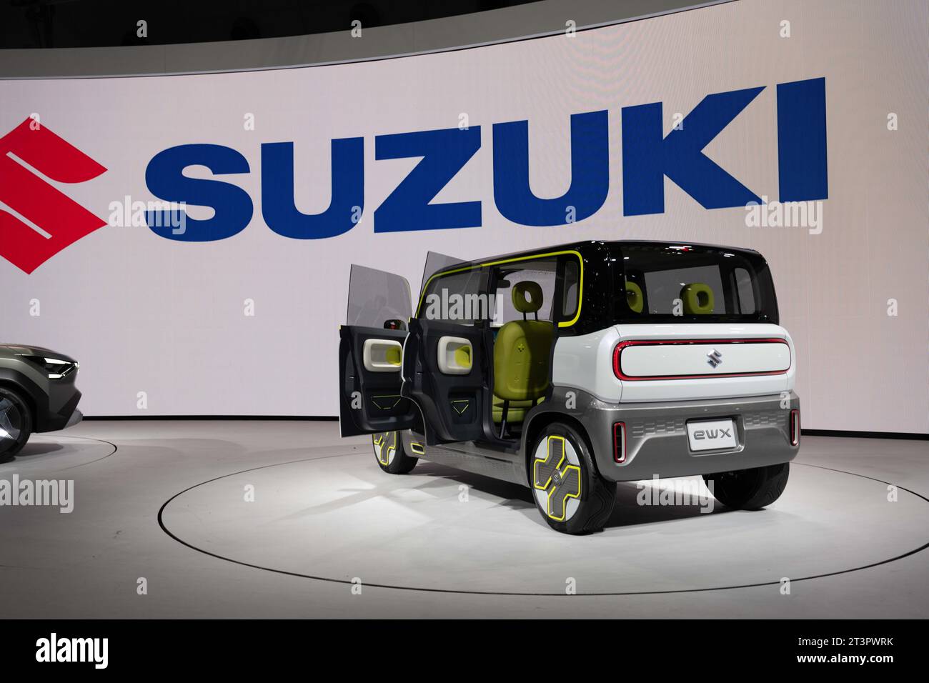 Tokyo, Japon. 26 octobre 2023. Suzuki Motors expose des voitures, scooters  et dispositifs expérimentaux de micromobility kei au Japan Mobility Show au  Tokyo International EXHIBITION Center (également connu sous le nom TOKYO