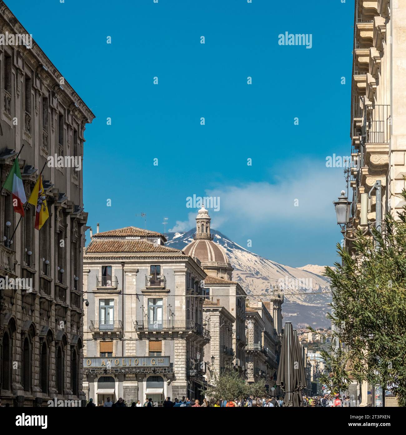 02-222-2023 Catane, Sicile, Italie. La rue principale via Etnea et le volcan Etna, vu de la place du Dôme Banque D'Images