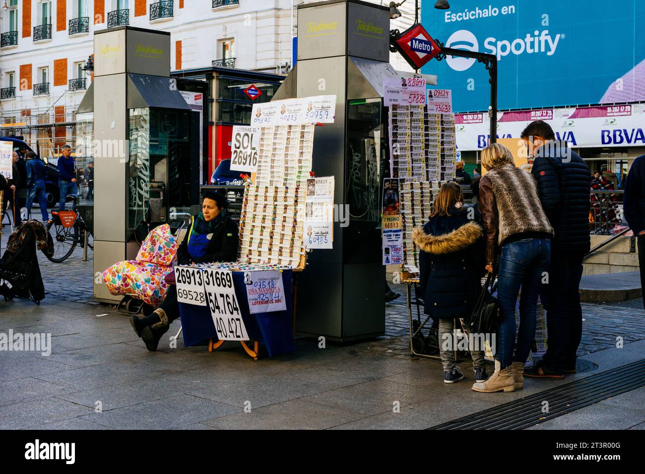 Stalle de loterie traditionnelle de Noël. La Puerta del sol, porte du Soleil, est une place publique de Madrid, l'un des endroits les plus connus et les plus fréquentés de Th Banque D'Images