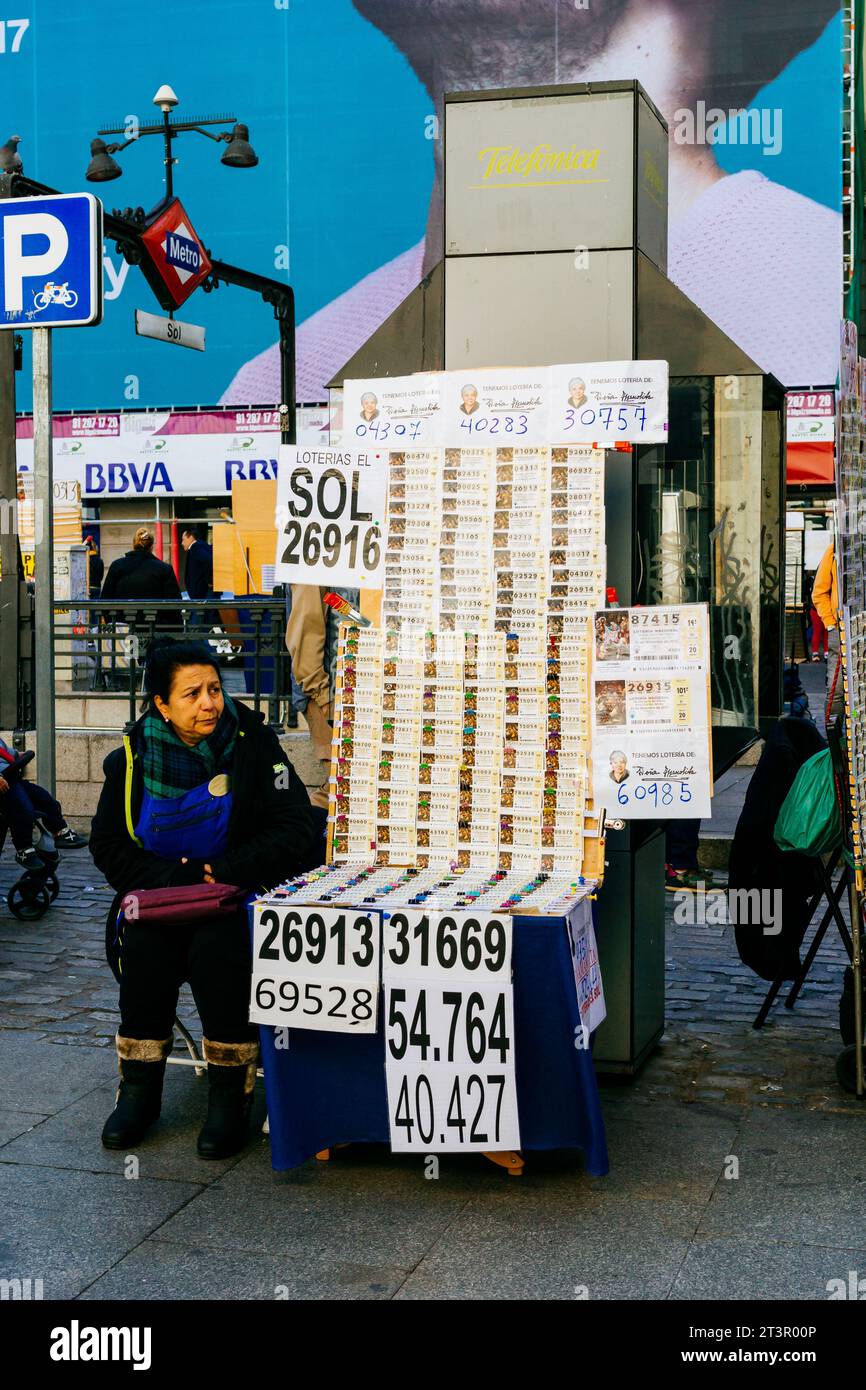 Stalle de loterie traditionnelle de Noël. La Puerta del sol, porte du Soleil, est une place publique de Madrid, l'un des endroits les plus connus et les plus fréquentés de Th Banque D'Images