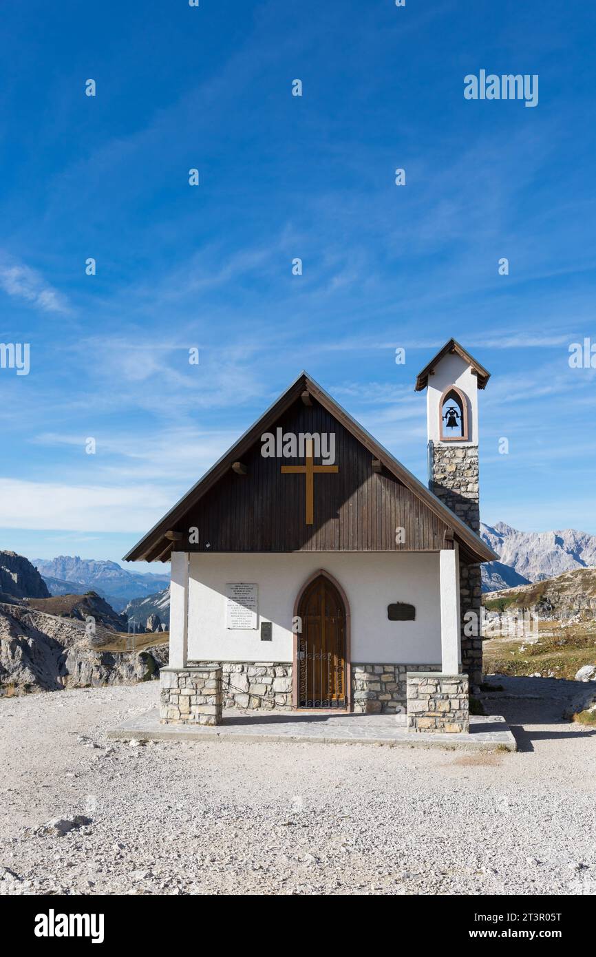 Chapelle à Tre cime di Lavaredo, Drei Zinnen, Dolomites, Tyrol du Sud, Italie Banque D'Images