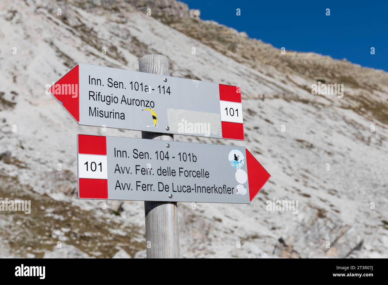 Panneau direction Rifugio Auronzo et via ferrata routes, Parc naturel