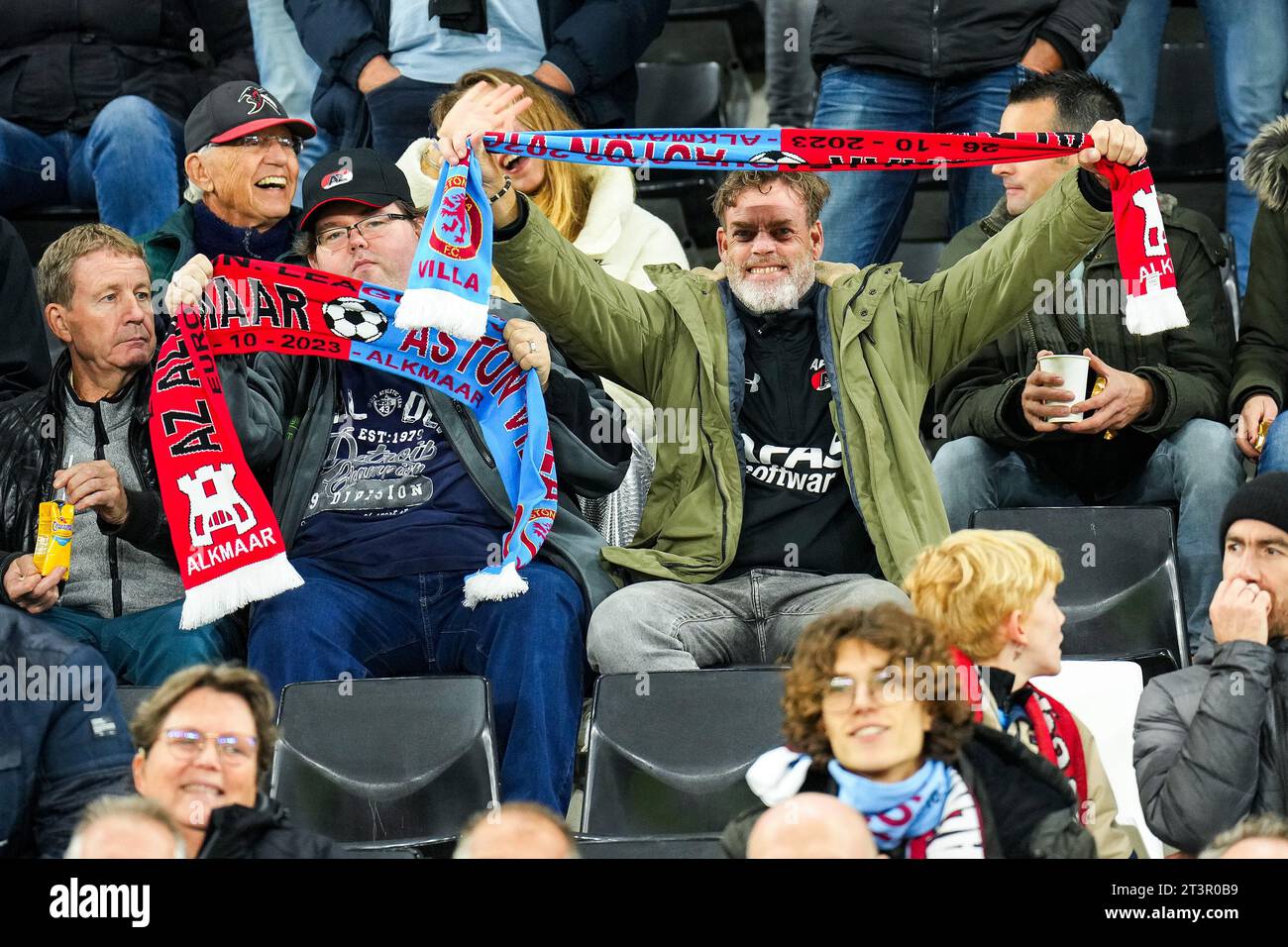 ALKMAAR - fans de l'AZ lors du match de l'UEFA Conference League dans le groupe E entre l'AZ Alkmaar et l'Aston Villa FC au stade AFAS le 26 octobre 2023 à Alkmaar, aux pays-Bas. ANP ED VAN DE POL Banque D'Images