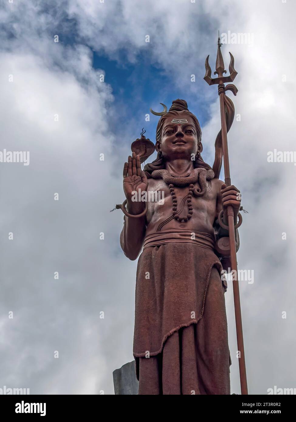 Vue de la statue géante du Seigneur Shiva à Grand bassin, site religieux de Ganga Talao à Maurice Banque D'Images