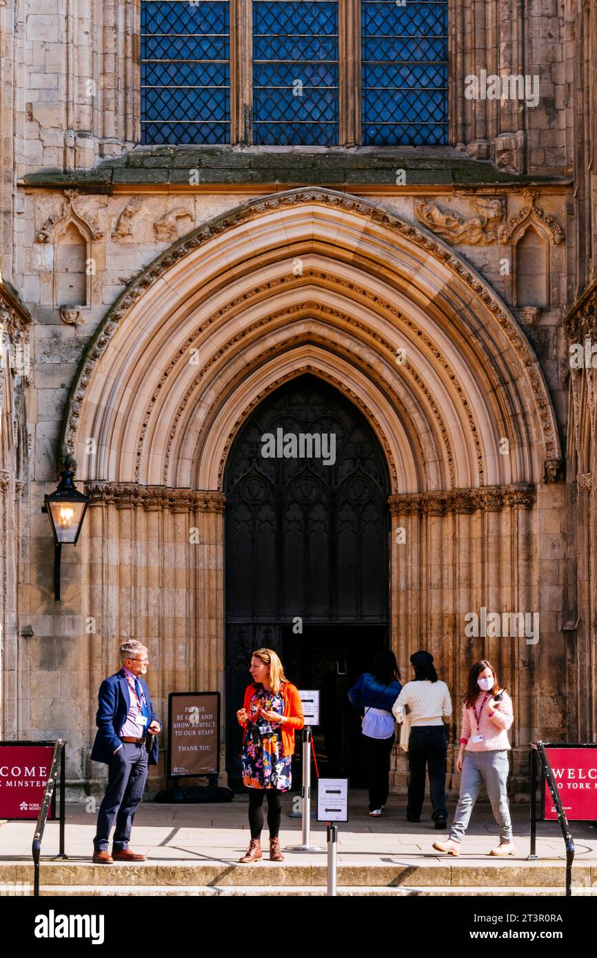 Détail de la porte d'entrée sous l'une des tours sur la façade ouest. Cathédrale et église métropolitaine de Saint-Pierre à York, communément appelée Banque D'Images