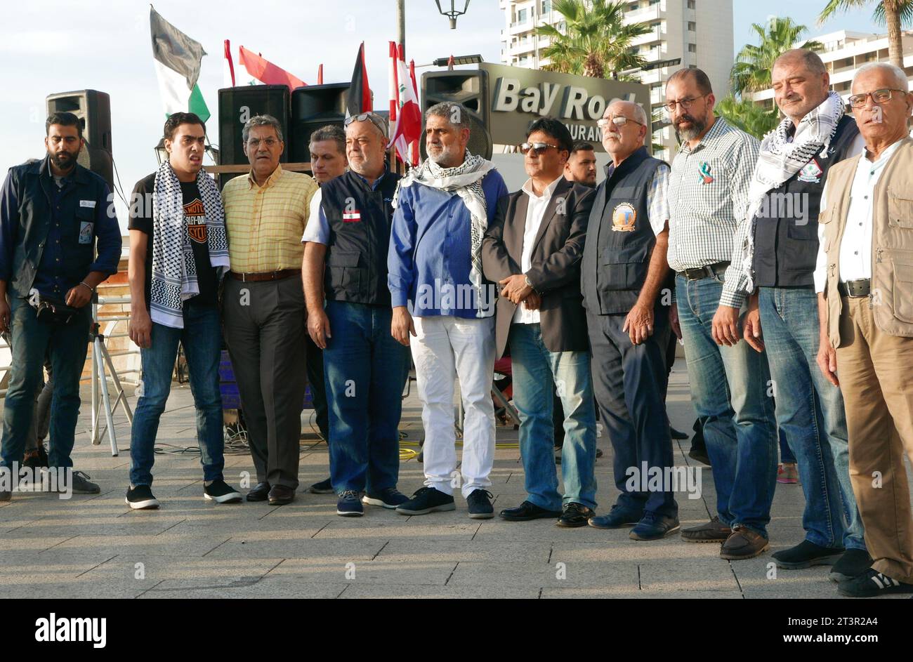 Beyrouth, Liban. 25 octobre 2023. Des militants pro-palestiniens manifestent près du rocher Rauchi à Beyrouth, au Liban, le 25 2023 octobre. (Photo Elisa Gestri/Sipa USA) crédit : SIPA USA/Alamy Live News Banque D'Images