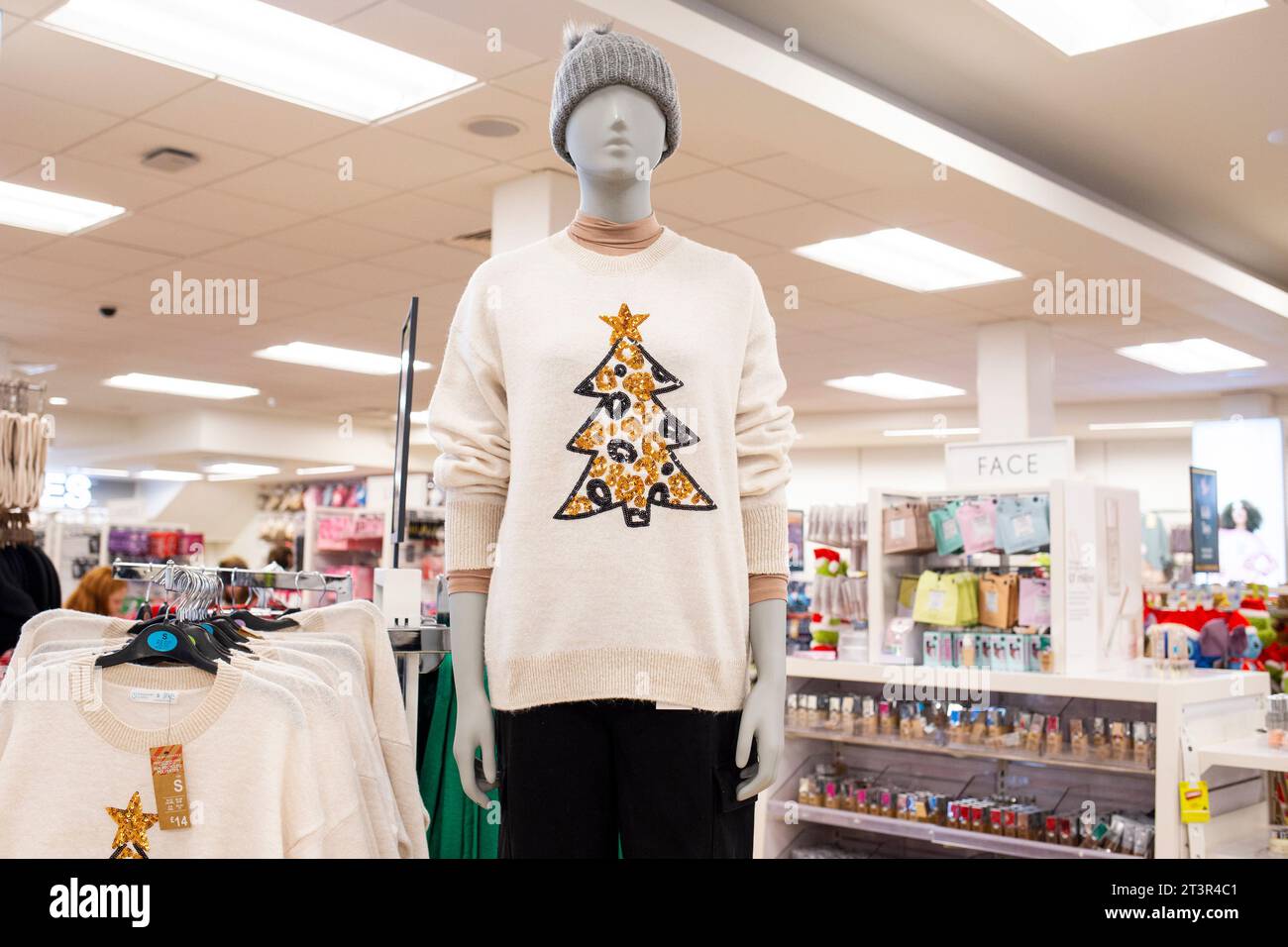 Collection de pull de Noël Primark 2023 - tricot crème avec paillettes de sapin de Noël dorées et noires sur mannequin Banque D'Images