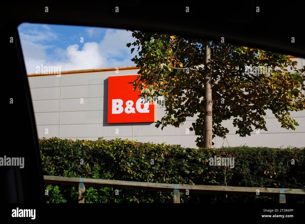 Façade et logo B&Q à travers la fenêtre de la voiture à Torquay Banque D'Images