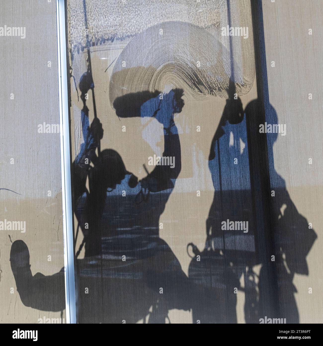 Silhouettes d'ombre de laveurs de fenêtres à Austin, Texas Banque D'Images