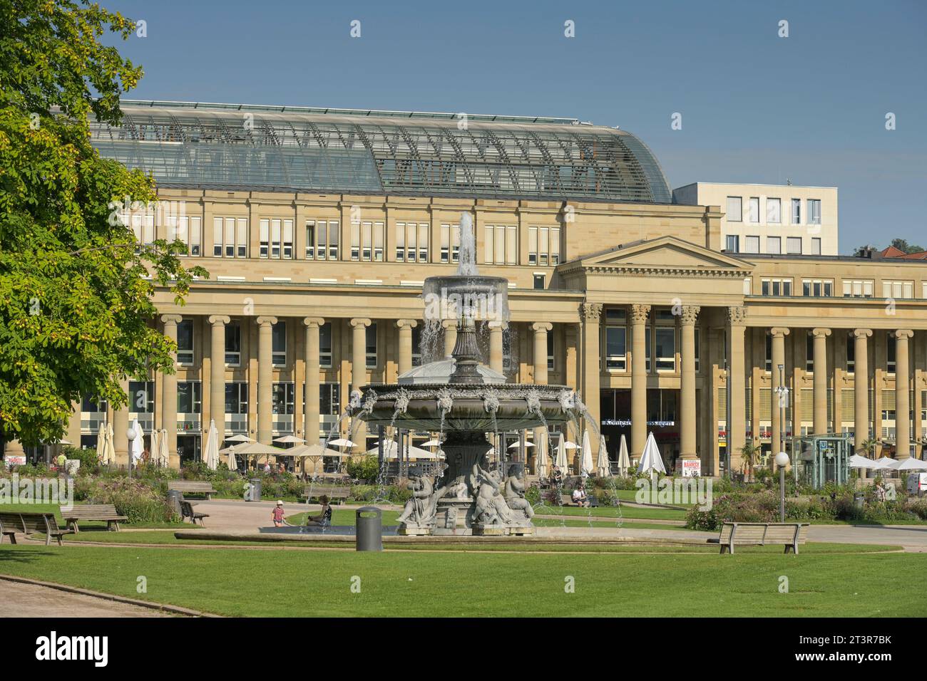 Schloßplatzspringbrunnen, Königsbau, Schloßplatz, Stuttgart, Bade-Württemberg, Allemagne *** Schloßplatzspringbrunnen, Königsbau, Schloßplatz, Stuttgart, Baden Württemberg, Allemagne crédit : Imago/Alamy Live News Banque D'Images