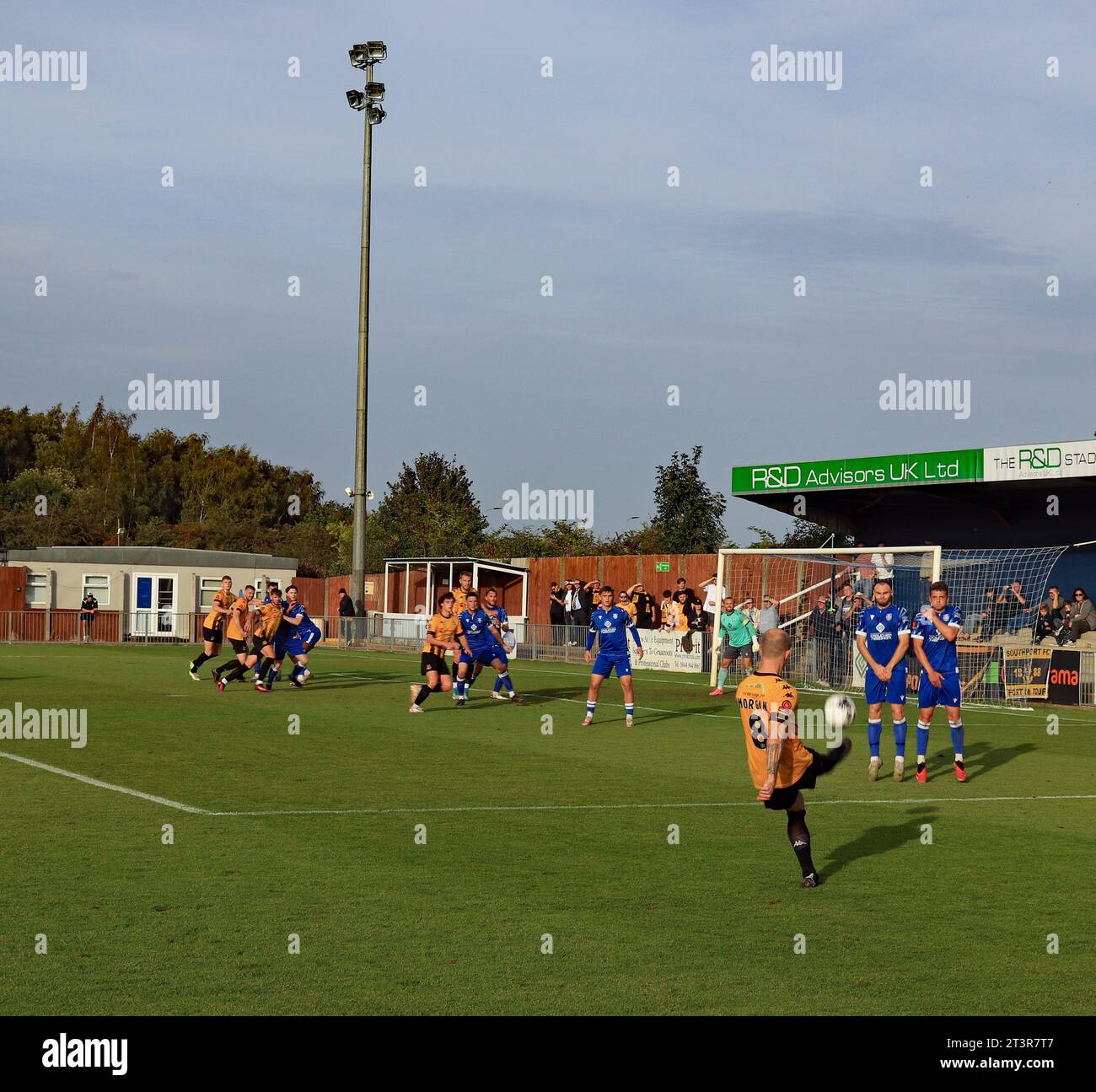 Alors que Bishop’s Stortford jouent à Southport, le capitaine David Morgan de Southport tire un coup franc alors que les défenseurs protègent leurs actifs Banque D'Images
