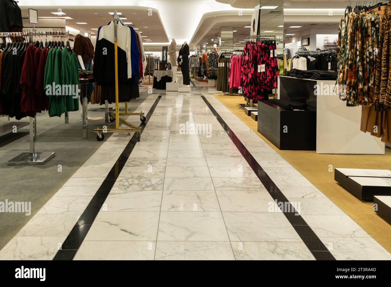 Intérieur du grand magasin Dillard's, une boutique haut de gamme proposant des vêtements, des accessoires et des articles ménagers à Wichita, Kansas, États-Unis. Allée des vêtements. Banque D'Images