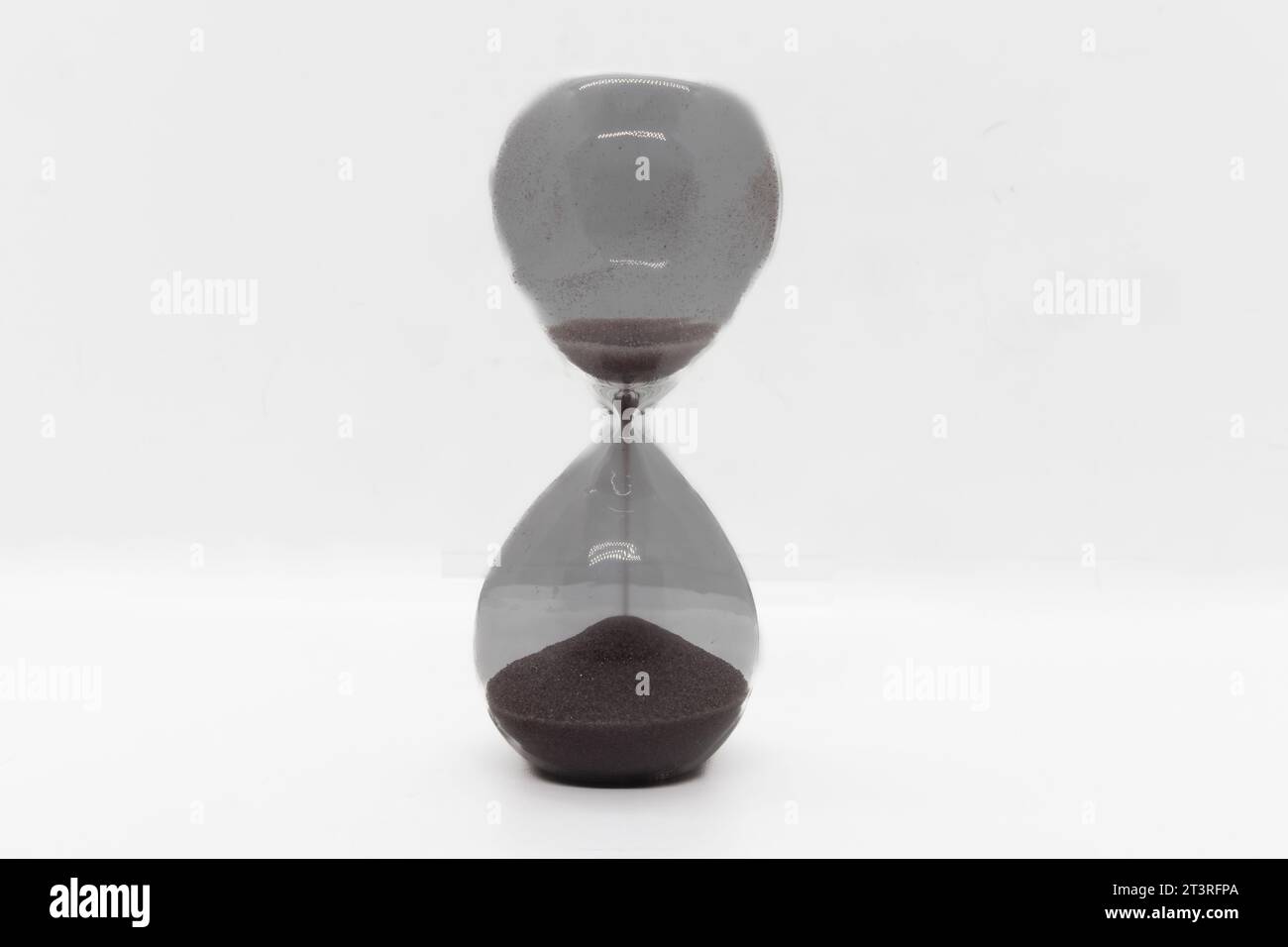 Hourglass isolated on white Banque D'Images