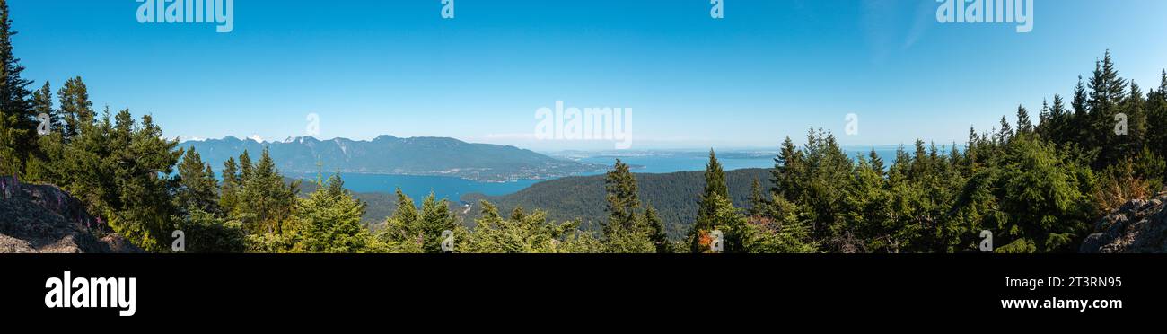 Belle vue panoramique sur l'océan et les îles depuis le sommet du mont Gardner, Bowen Island, Colombie-Britannique, Canada. Mt. Gardner est le po le plus élevé Banque D'Images