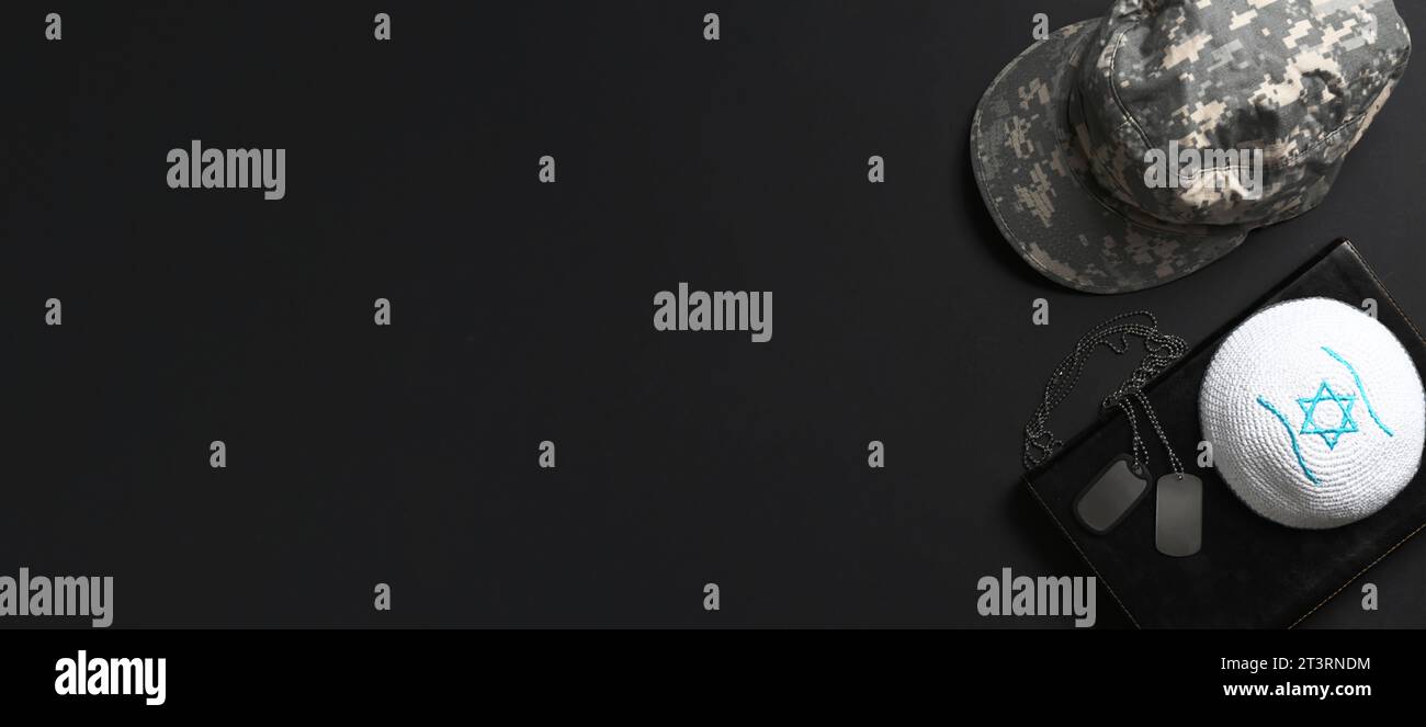 Chapeau de soldat juif, étiquettes de chien, Torah et casquette militaire sur fond sombre avec espace pour le texte. Guerre Israël-Hamas Banque D'Images