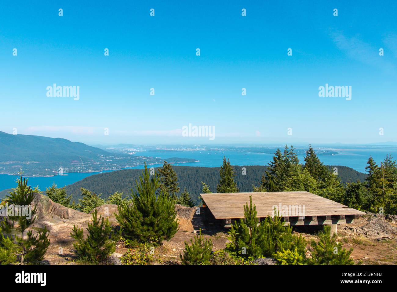 Belle vue sur l'océan et les îles depuis le sommet du mont Gardner, Bowen Island, Colombie-Britannique, Canada. Mt. Gardner est le point le plus élevé de Bow Banque D'Images