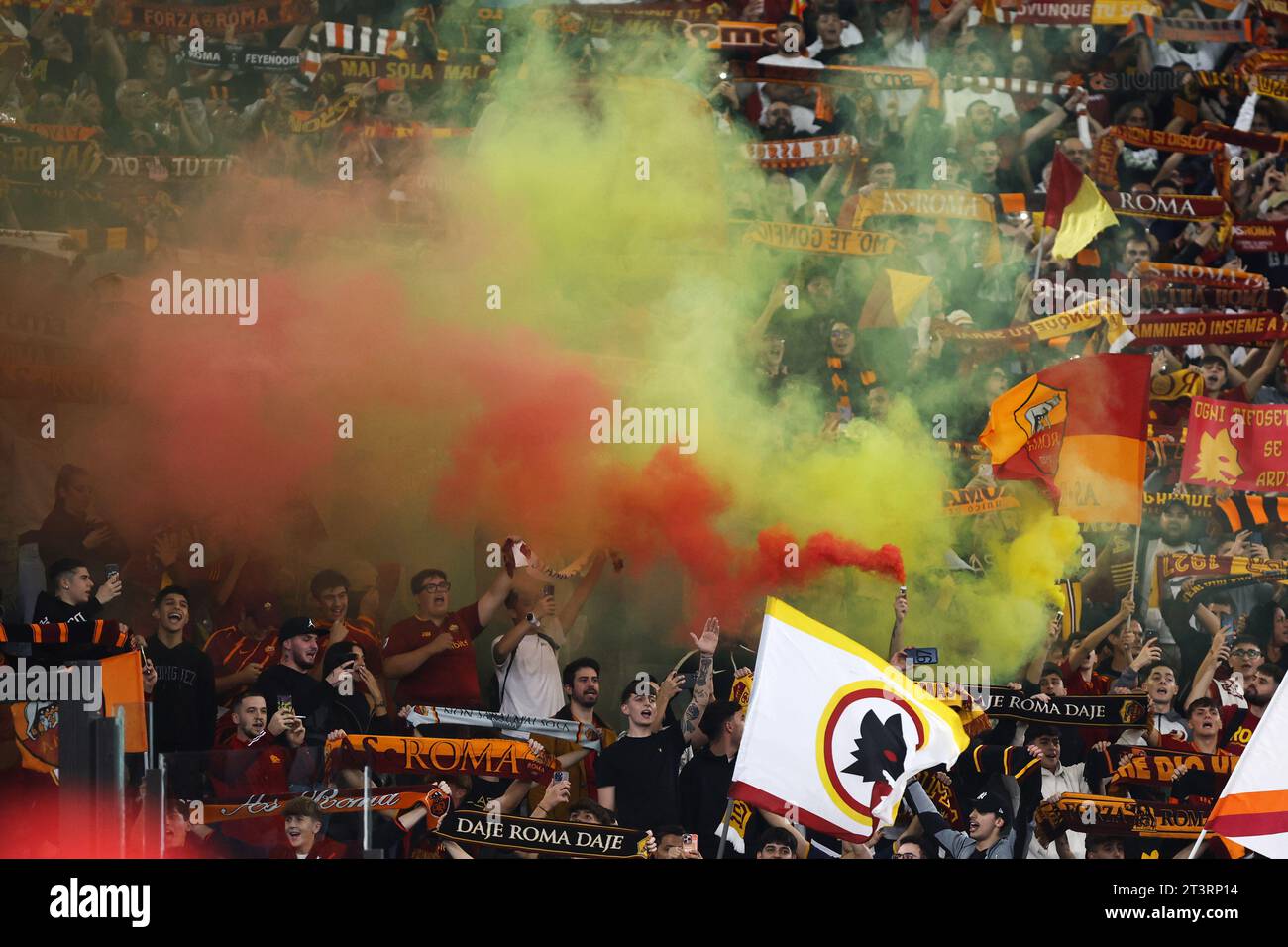 Rome, Italie. 26 octobre 2023. Supporters de Roma lors de l'UEFA Europa League, match de football du Groupe G entre L'AS Roma et la SK Slavia Praha le 26 octobre 2023 au Stadio Olimpico à Rome, Italie - photo Federico Proietti/DPPI crédit : DPPI Media/Alamy Live News Banque D'Images