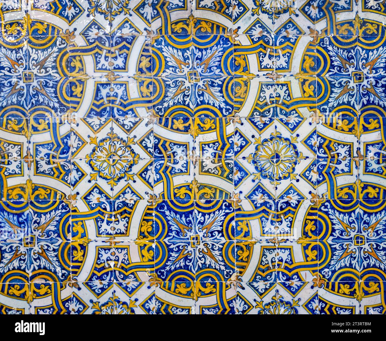 Gros plan de tuiles d'azulejo anciennes sur le mur de la chapelle Saint-Michel à l'Université de Coimbra, Portugal, le 13 octobre 2023 Banque D'Images