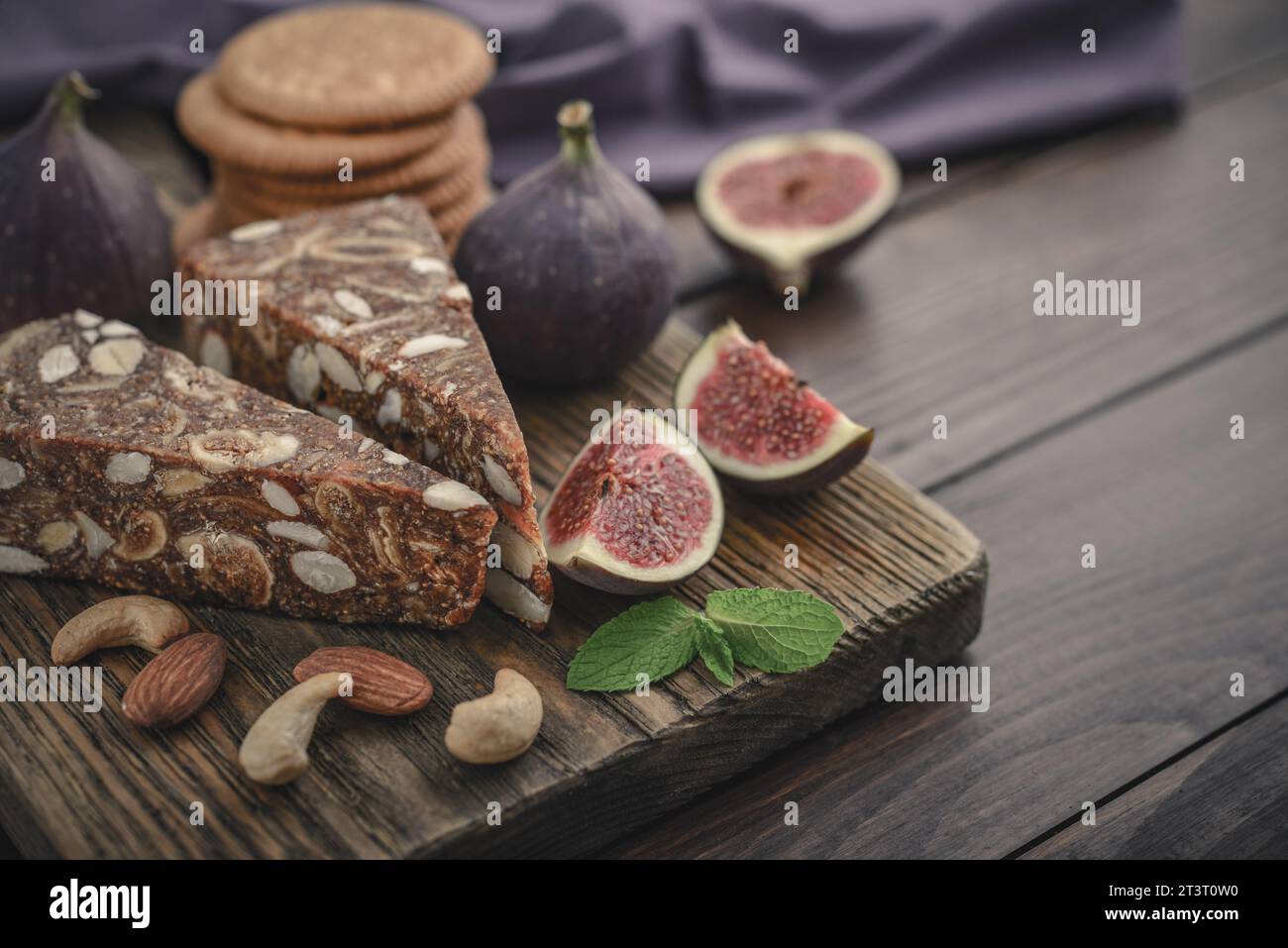 PAN de Higo - pain aux figues espagnoles à la planche à découper en bois avec des figues fraîches et un gros plan aux amandes Banque D'Images