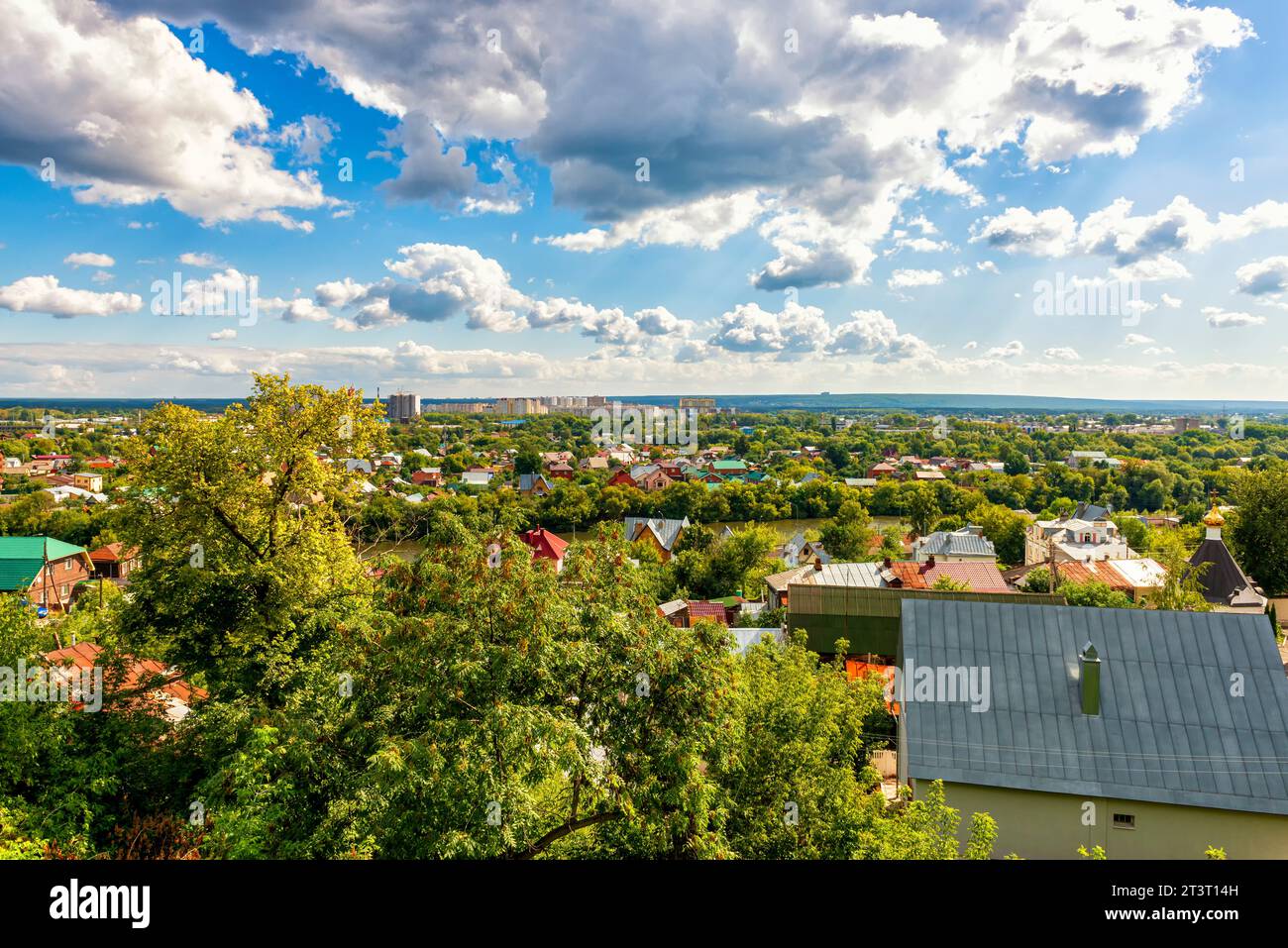 Vue panoramique de dessus d'un quartier résidentiel avec maisons privées et chalets d'été dans la ville de Penza Banque D'Images