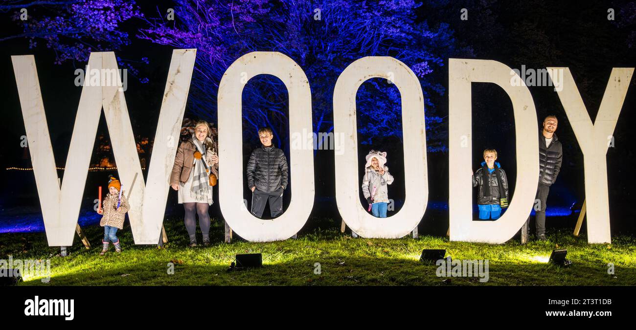Gosford Estate, East Lothian, Écosse, Royaume-Uni, 26 octobre 2023. Événement Wondrous Woods illuminations : les visiteurs apprécient l'événement nocturne dans le parc de Gosford House. Crédit : Sally Anderson/Alamy Live News Banque D'Images