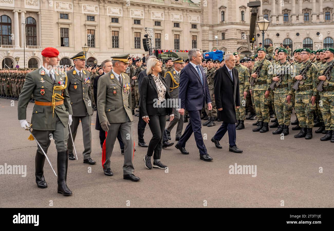 20231026 Nationalfeiertag 2023 Angelobung von RekrutInnen WIEN, OESTERREICH - 26. OKTOBER : Bundesministerin fuer Landesverteidigung Klaudia Tanner OeVP, Oesterreichischer Bundeskanzler Karl Nehammer OeVP, Bundespraesident der Republik Oesterreich Alexander Van der Bellen, Generalstabschef Rudolf Striedinger 1. Reihe, ilitaerkommandant von Wien Brigadier Kurt Wagner, Buergermeister und Landeshauptmann von Wien Michael Ludwig SPOe und Bundesminister fuer Kunst, Kultur, oeffentlichen Dienst und Sport und Vize Kanzler Werner Kogler Die Gruenen 2. Reihe vor der Angelobung anlaesslich der offizielle Banque D'Images