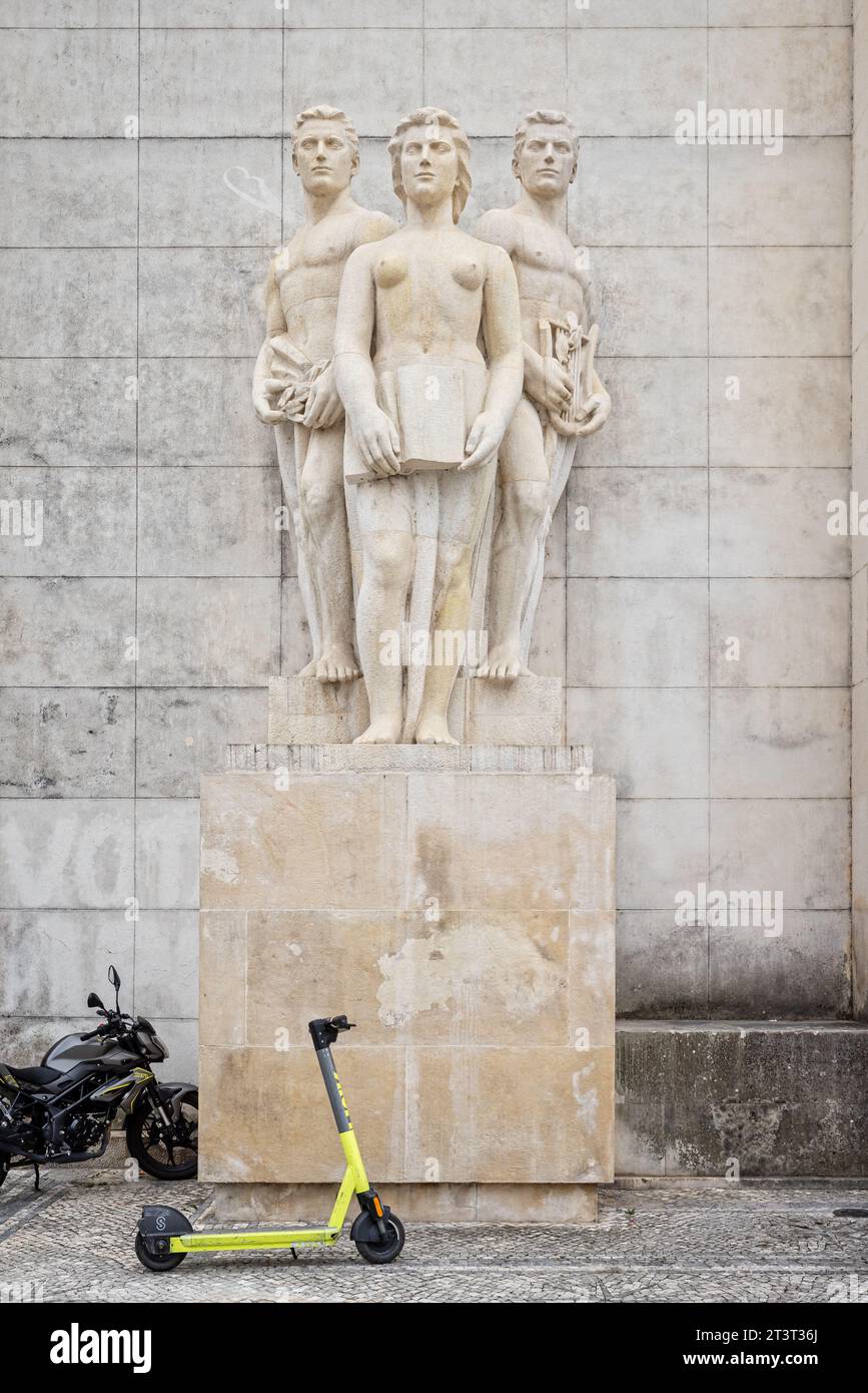 Statues néoclassiques sur le côté des bâtiments modernistes de l'Université de Coimbra, Portugal, le 13 octobre 2023 Banque D'Images