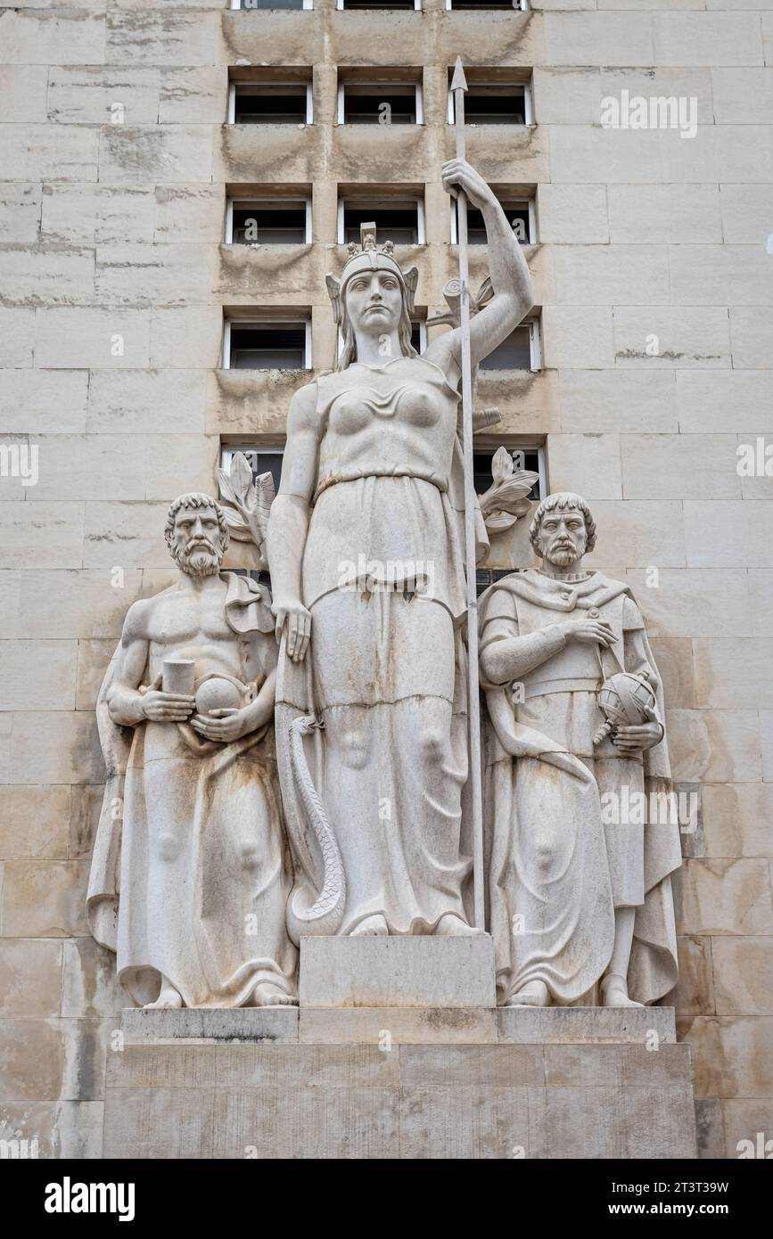 Statues néoclassiques sur le côté des bâtiments modernistes de l'Université de Coimbra, Portugal, le 13 octobre 2023 Banque D'Images