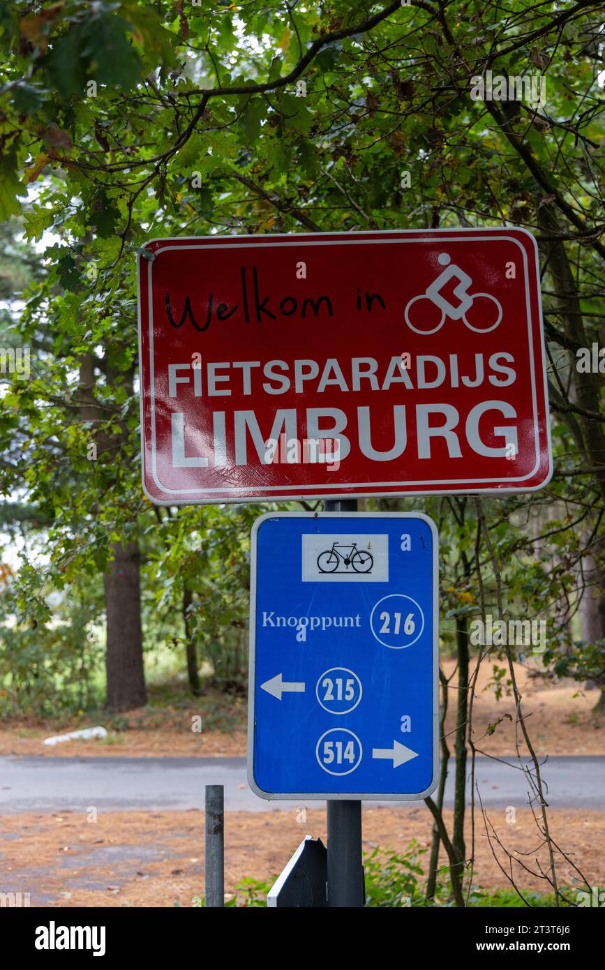 Panneau W/ itinéraire cyclable sur un nœud du réseau cyclable près de la frontière pays-Bas - Belgique W/ texte 'Fietsparadijs Limburg' (paradis cyclable) Banque D'Images