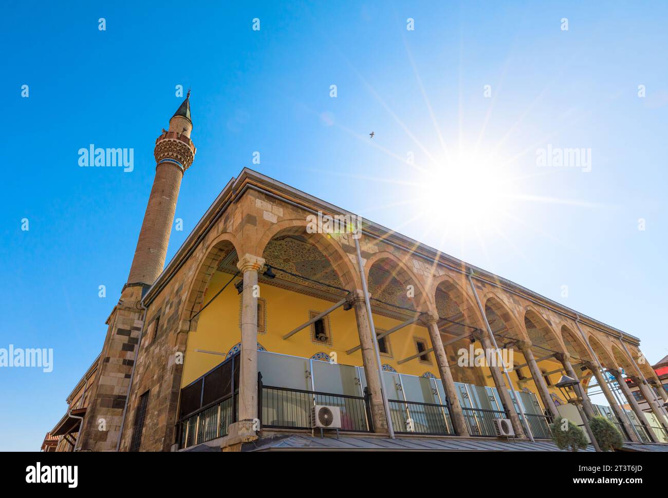 La mosquée Kapu Camii, avec ses détails élaborés, est un symbole de la richesse culturelle et de l'héritage religieux de Konya. Son atmosphère distincte attire Banque D'Images