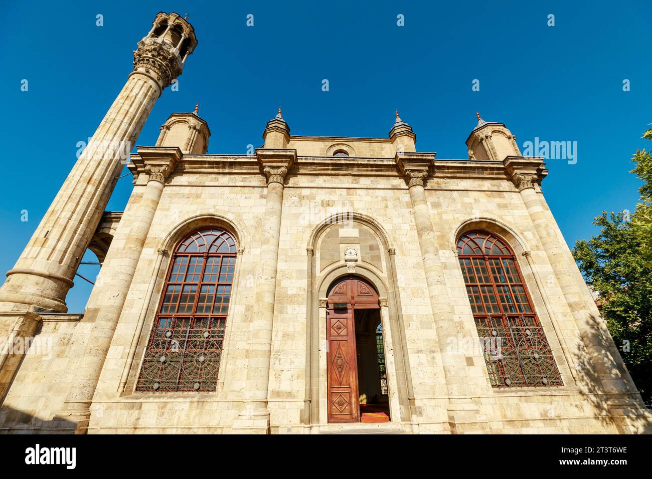La mosquée Aziziye Camii, avec ses détails élaborés, est un symbole de la richesse culturelle et de l'héritage religieux de Konya. Son atmosphère distincte attire Banque D'Images