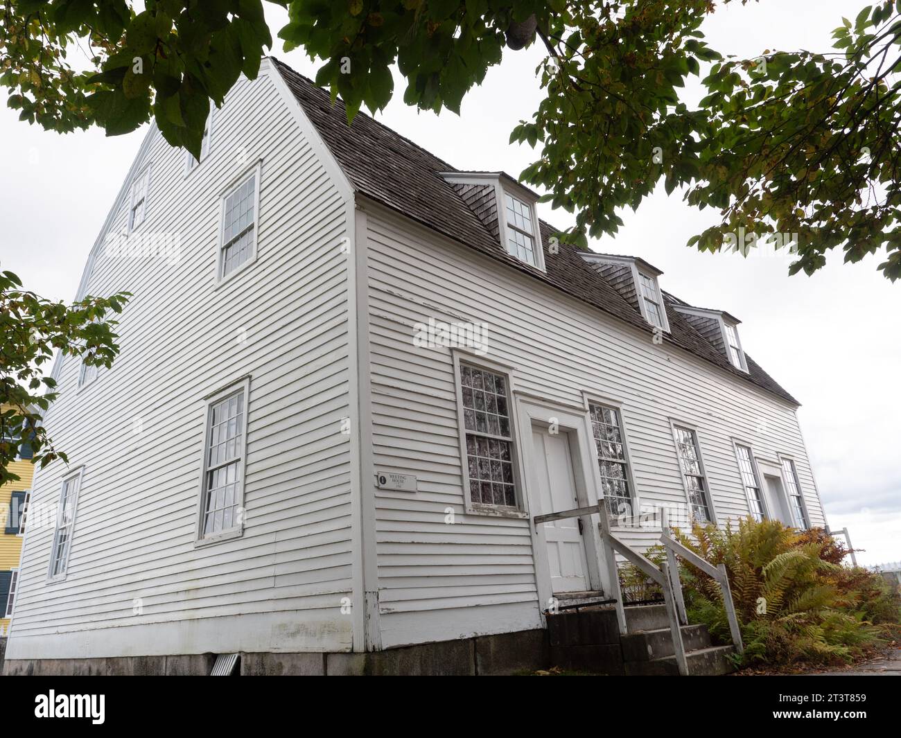 L'extérieur du Meeting House au Shaker Village à Canterbury, NH le 13 octobre 2023. Photo de Francis Specker Banque D'Images