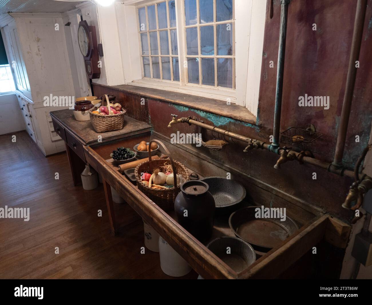 Un évier de cuisine au Shaker Village à Canterbury, NH le 13 octobre 2023. Photo de Francis Specker Banque D'Images