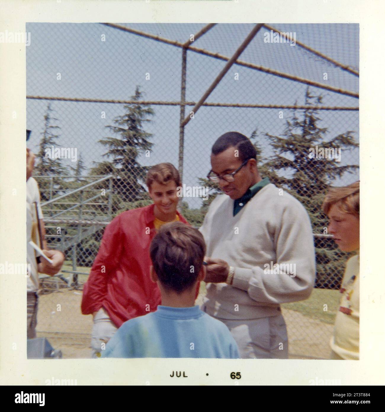 Un instantané du camp d'été en 1965 lorsque le joueur vedette des Los Angeles Dodger Tommy Davis a eu une jambe cassée et est apparu pour parler baseball et signer des autographes pour les enfants dans un parc à Los Angeles, Californie, États-Unis Banque D'Images