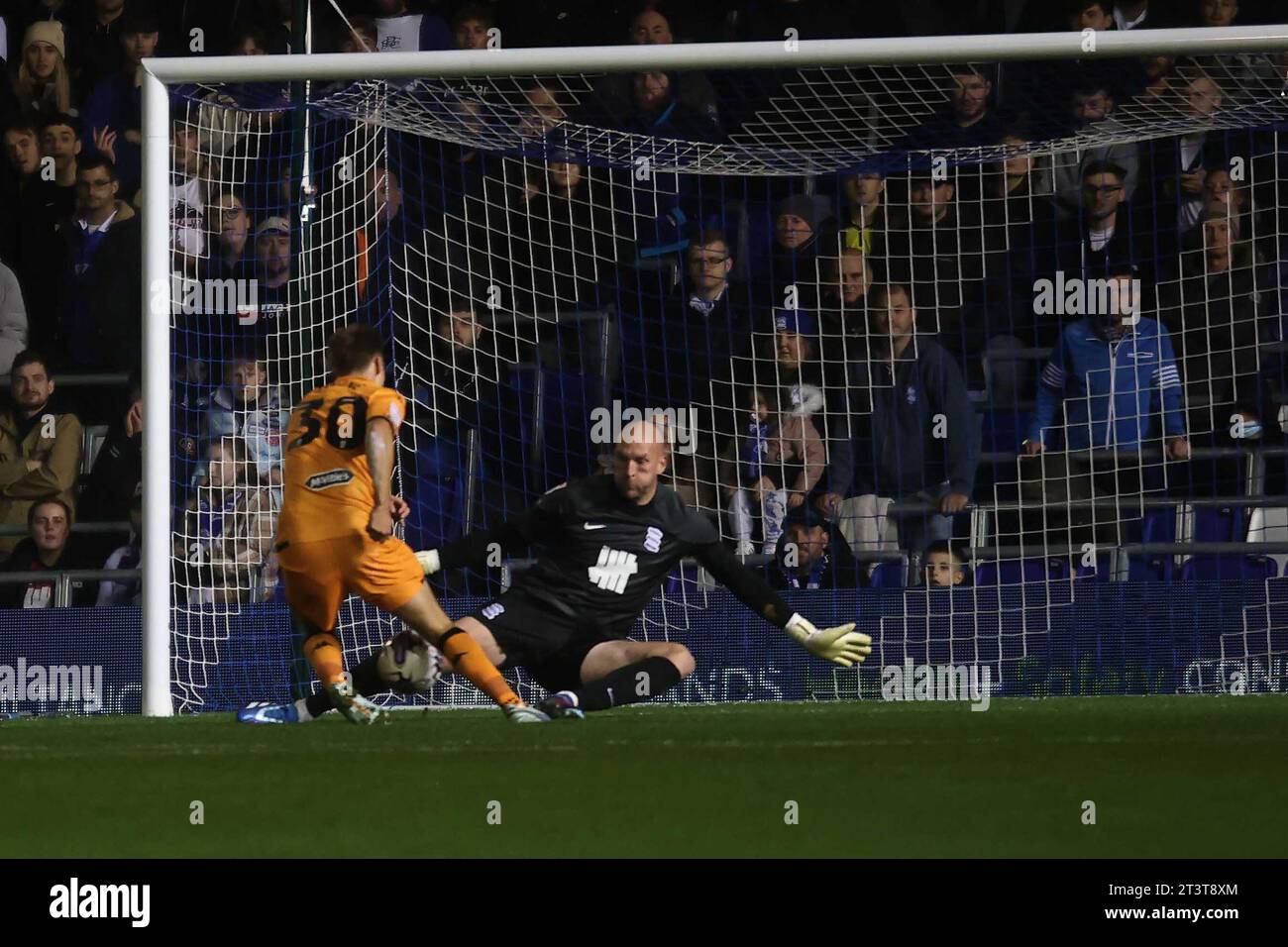 Birmingham, Royaume-Uni. 25 octobre 2023. St Andrews Stadium St Andrews Stadium Birmingham City gardien John Ruddy (21) attaquant de Hull City Scott Twine (30) lors du match de championnat Sky Bet entre Birmingham City et Hull City au St Andrews Stadium (Andy Shaw/SPP) (Andy Shaw/SPP) crédit : SPP Sport Press photo. /Alamy Live News Banque D'Images