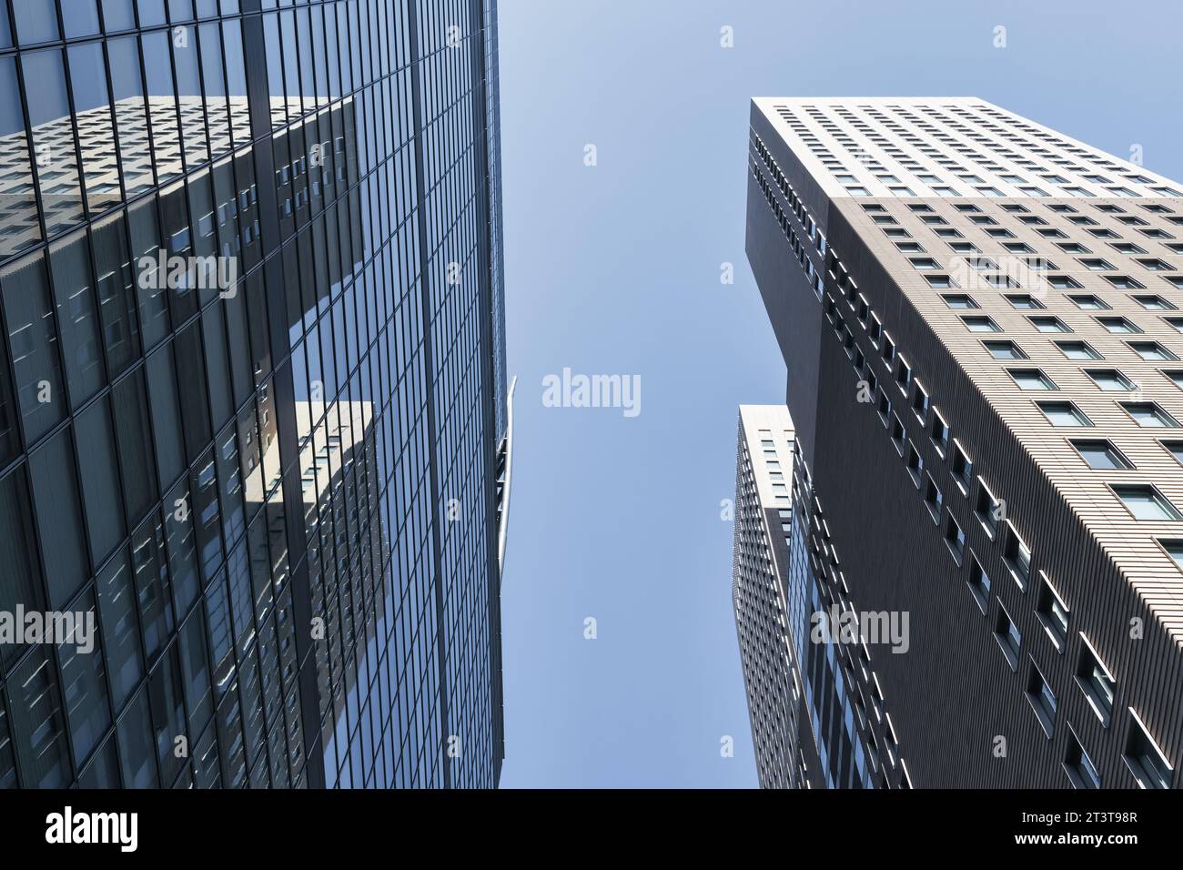 Photo avec une vue à angle bas de gratte-ciel à Tokyo, Japon Banque D'Images