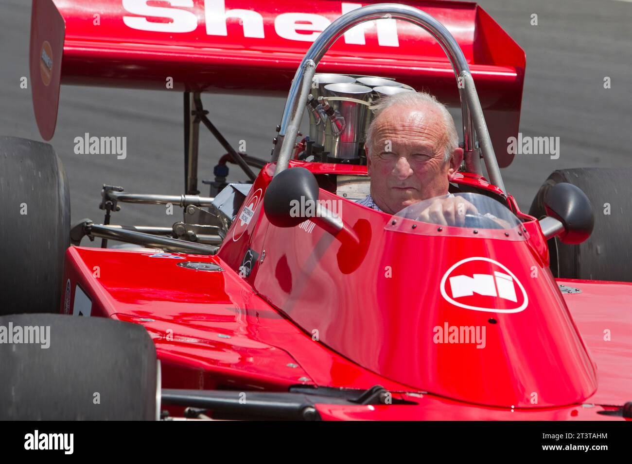 Chris Amon, légende du sport automobile néo-zélandais, se retrouve avec la voiture de course Formule 5000 1974 talon MR1A qu'il a pilotée lors de la Tasman Cup 1975 Banque D'Images