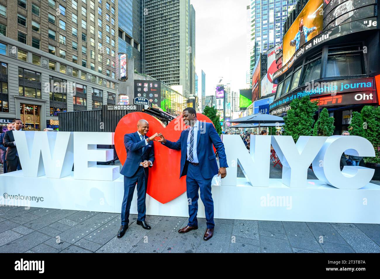 New York, États-Unis. 2 octobre 2023. Le maire de New York Eric Adams (à gauche) et son conseiller spécial David Johnson 'DD' dévoilent la sculpture Partnership for New York City "We love NYC" à Times Square, et donnent le coup d'envoi de la collecte annuelle des manteaux de New York Cares à Times Square. Crédit : Enrique Shore/Alamy Live News Banque D'Images