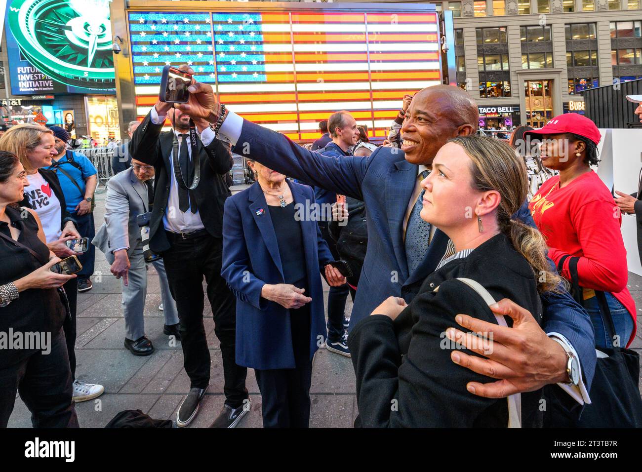 New York, États-Unis. 2 octobre 2023. Le maire de New York, Eric Adams, prend un selfie avec un passant après avoir dévoilé la sculpture « We love NYC » de Partnership for New York City à Times Square, et donne le coup d'envoi de la tournée annuelle des manteaux de New York Cares à Times Square. Crédit : Enrique Shore/Alamy Live News Banque D'Images