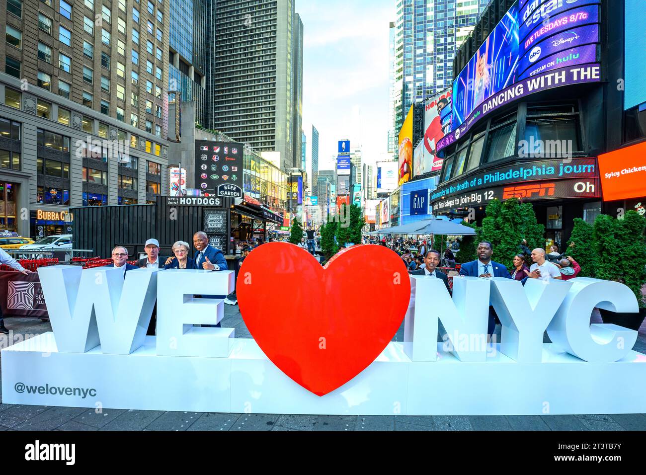 New York, États-Unis. 2 octobre 2023. Le maire de New York Eric Adams (quatrième à partir de la gauche) et d'autres officiels posent après avoir dévoilé la sculpture « We love NYC » de Partnership for New York City à Times Square, et donnent le coup d'envoi de la collecte annuelle des manteaux de New York Cares à Times Square. Crédit : Enrique Shore/Alamy Live News Banque D'Images