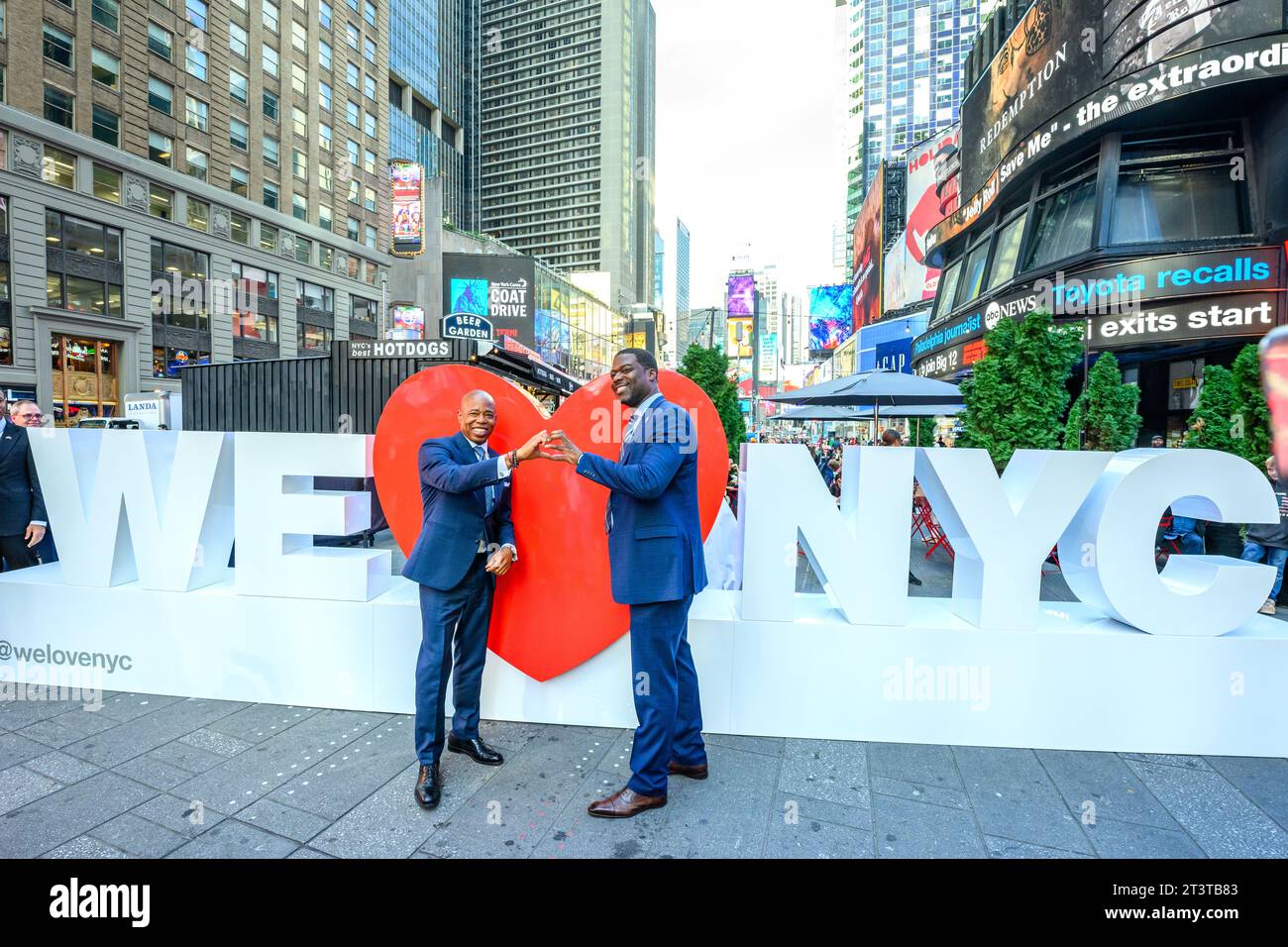 New York, États-Unis. 2 octobre 2023. Le maire de New York Eric Adams (à gauche) et son conseiller spécial David Johnson 'DD' dévoilent la sculpture Partnership for New York City "We love NYC" à Times Square, et donnent le coup d'envoi de la collecte annuelle des manteaux de New York Cares à Times Square. Crédit : Enrique Shore/Alamy Live News Banque D'Images