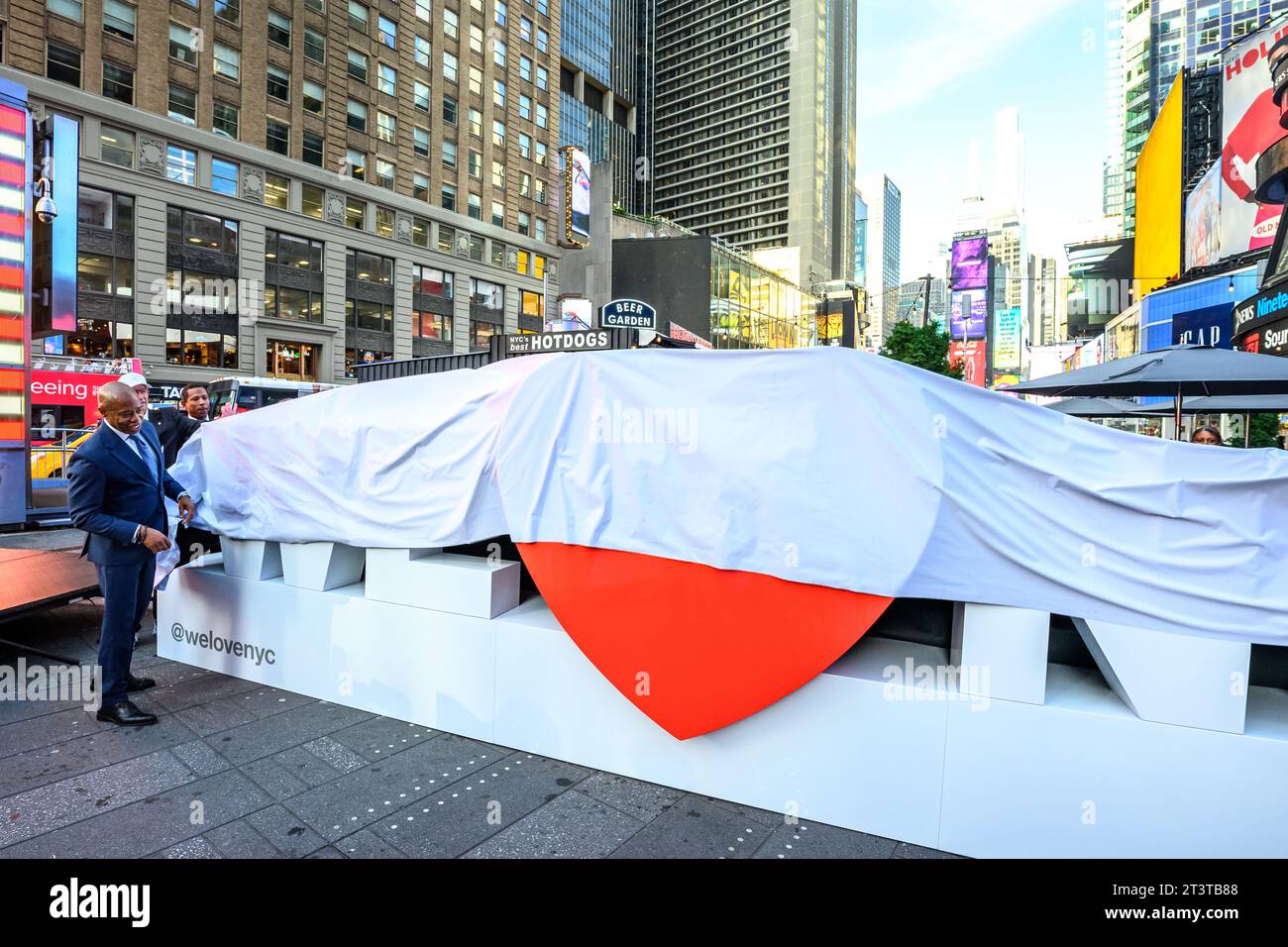 New York, États-Unis. 2 octobre 2023. Le maire de New York, Eric Adams, dévoile le partenariat pour la sculpture « We love NYC » de New York City à Times Square, et donne le coup d'envoi de la collecte annuelle des manteaux de New York Cares à Times Square. Crédit : Enrique Shore/Alamy Live News Banque D'Images
